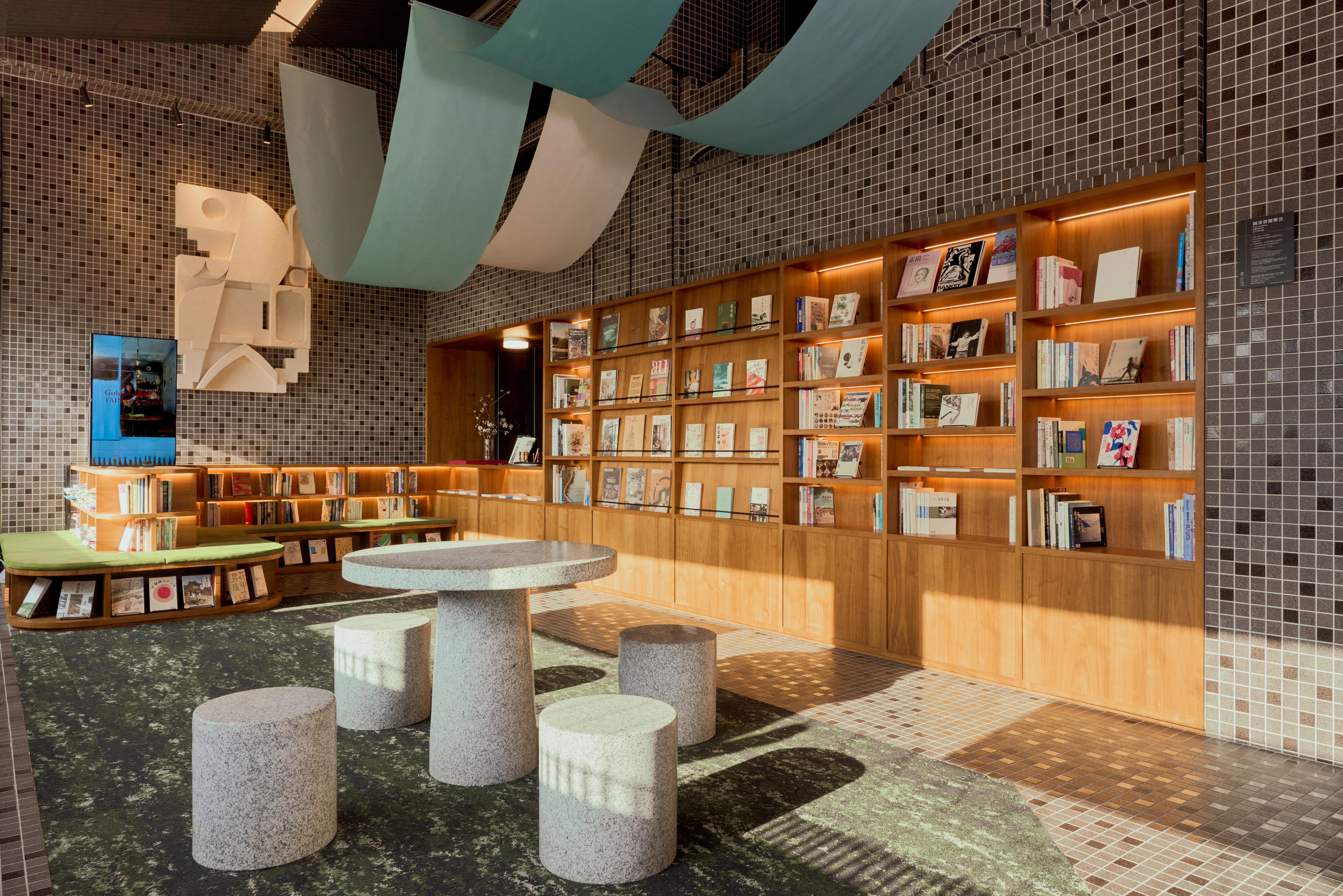 展場屋頂以天空藍的垂墜布幔象徵台南的晴天，從此展開出入境台南的旅程。（平凡製作studio ordinary提供，攝影：Rafael Wu）