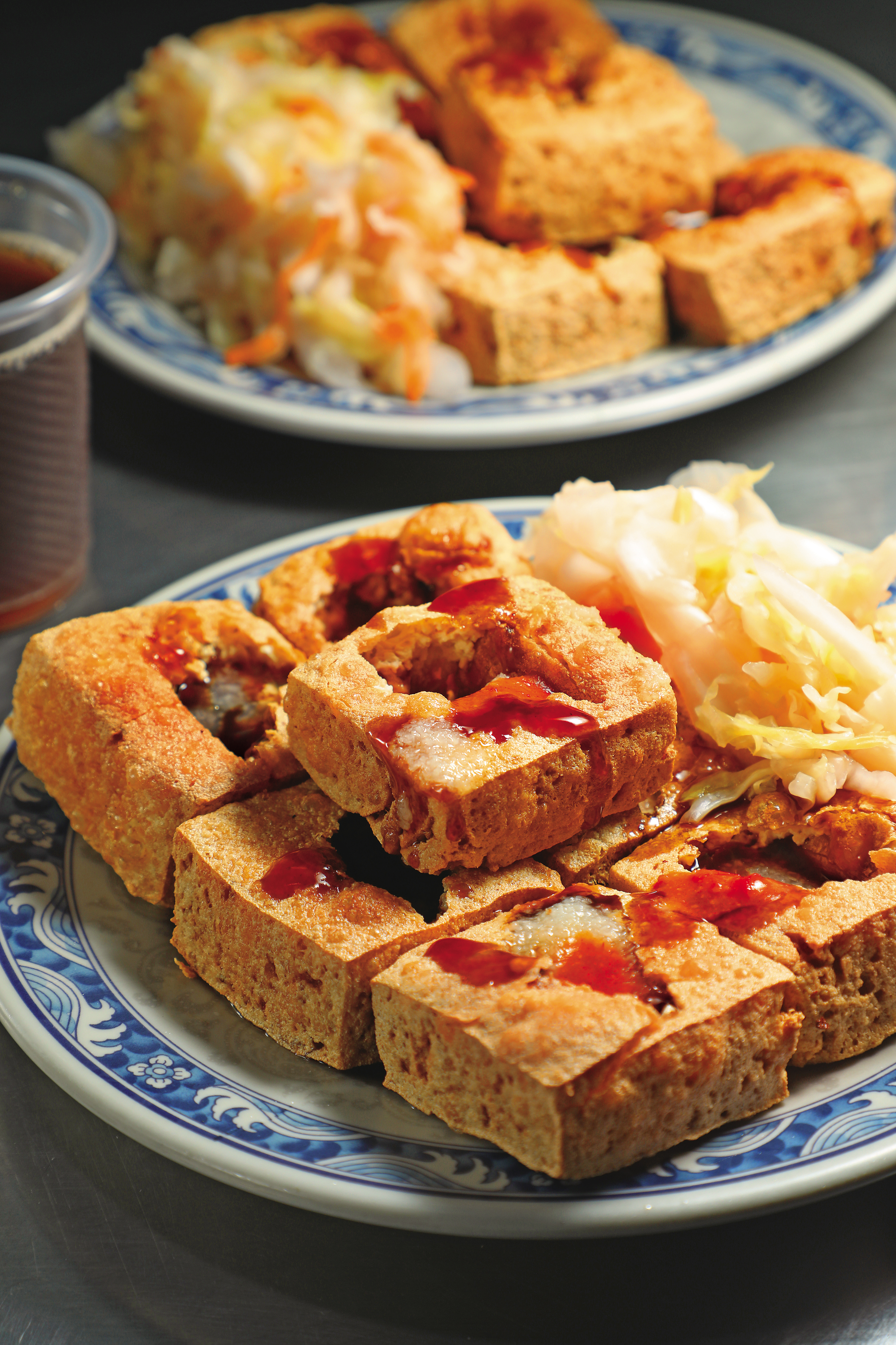 「臭豆腐」中間有打孔，方便醬汁滲入，搭配特製蒜泥醬、辣醬和醬油調味，非常夠味且帶微甜鹹香。（70元／5塊、80元／6塊、90元／7塊）