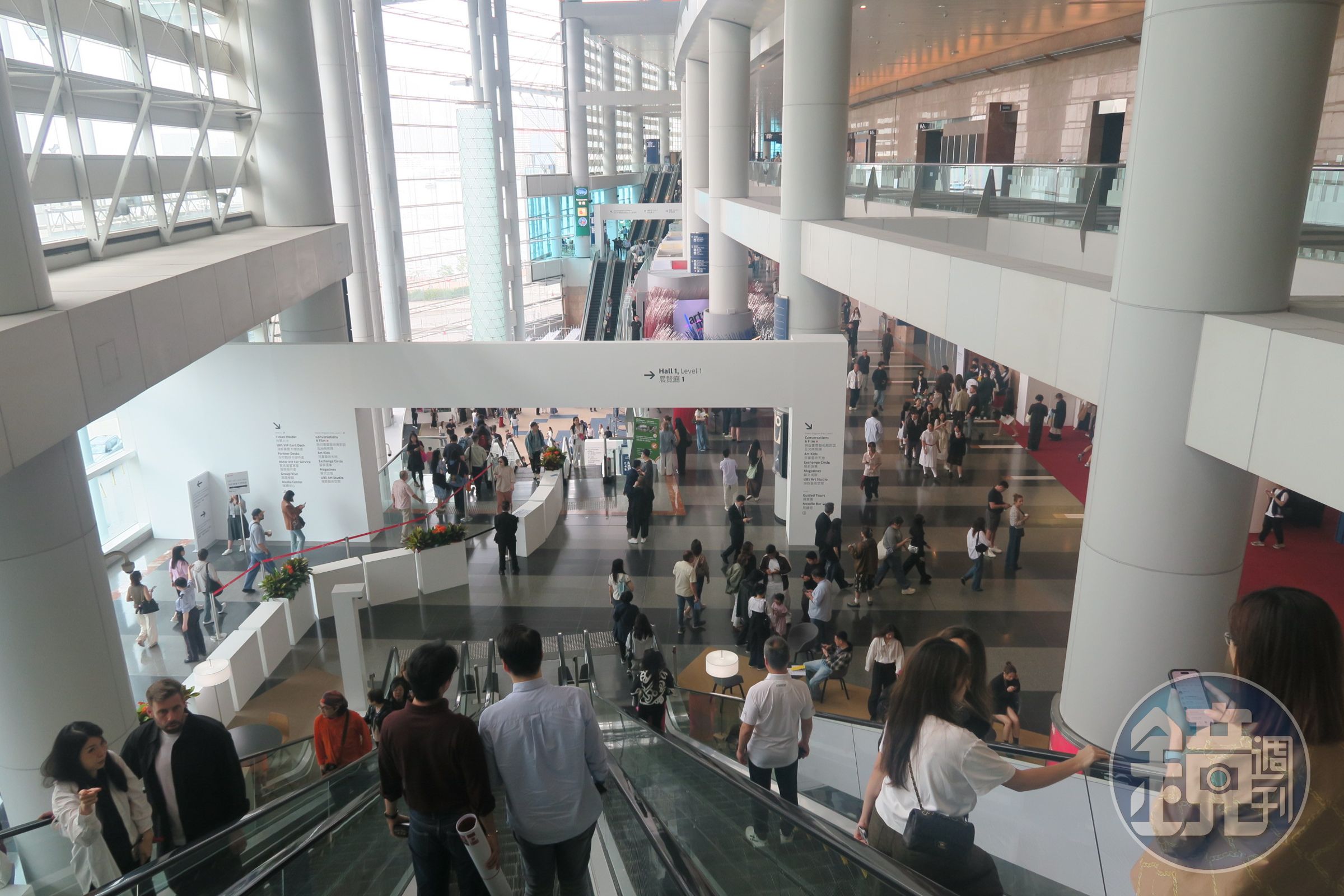 2026年3月底登場的香港Art Basel,吸引來自世界各地的遊客參與,幾乎擠爆灣仔會展中心