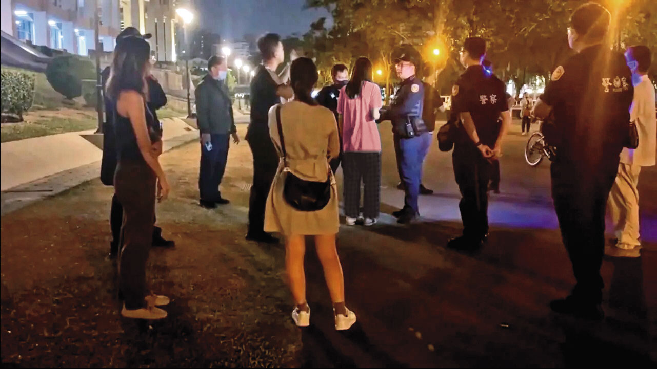 高雄女老師被誤認嫌犯遭鳳山警方包圍。這樁爛事，小小一個分局長全扛下。莫說警政署長、內政部長，連高雄市警察局長，都未就此事道歉。（翻攝東森新聞）