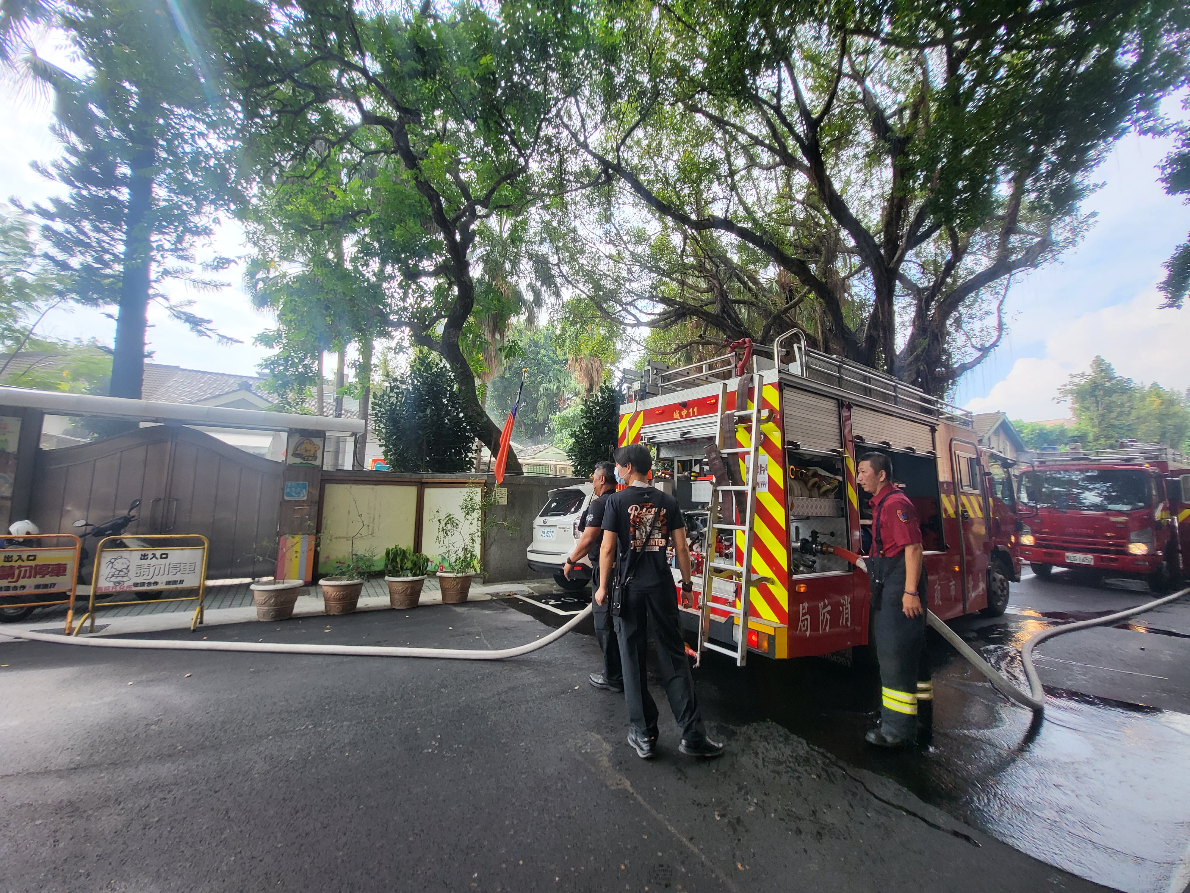 高院附設幼兒園上午驚傳火警，北檢及北院周遭停滿各式消防車輛，引起一陣騷動。
