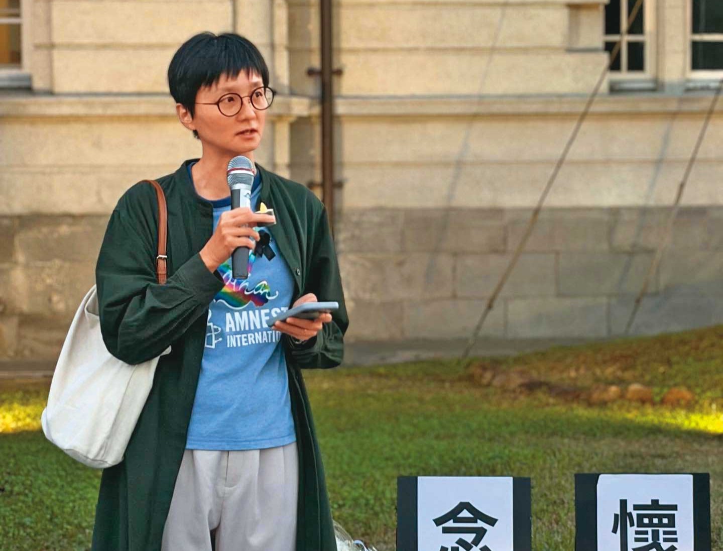 邱伊翎去年出席香港大埔火災台南悼念會，呼籲香港政府在面對重大災害時，應確保資訊透明、救援及時，並保障每一位受影響者的權利，她現場並代讀國際特赦組織香港海外分會發言人張超雄的發言。（翻攝邱伊翎臉書）