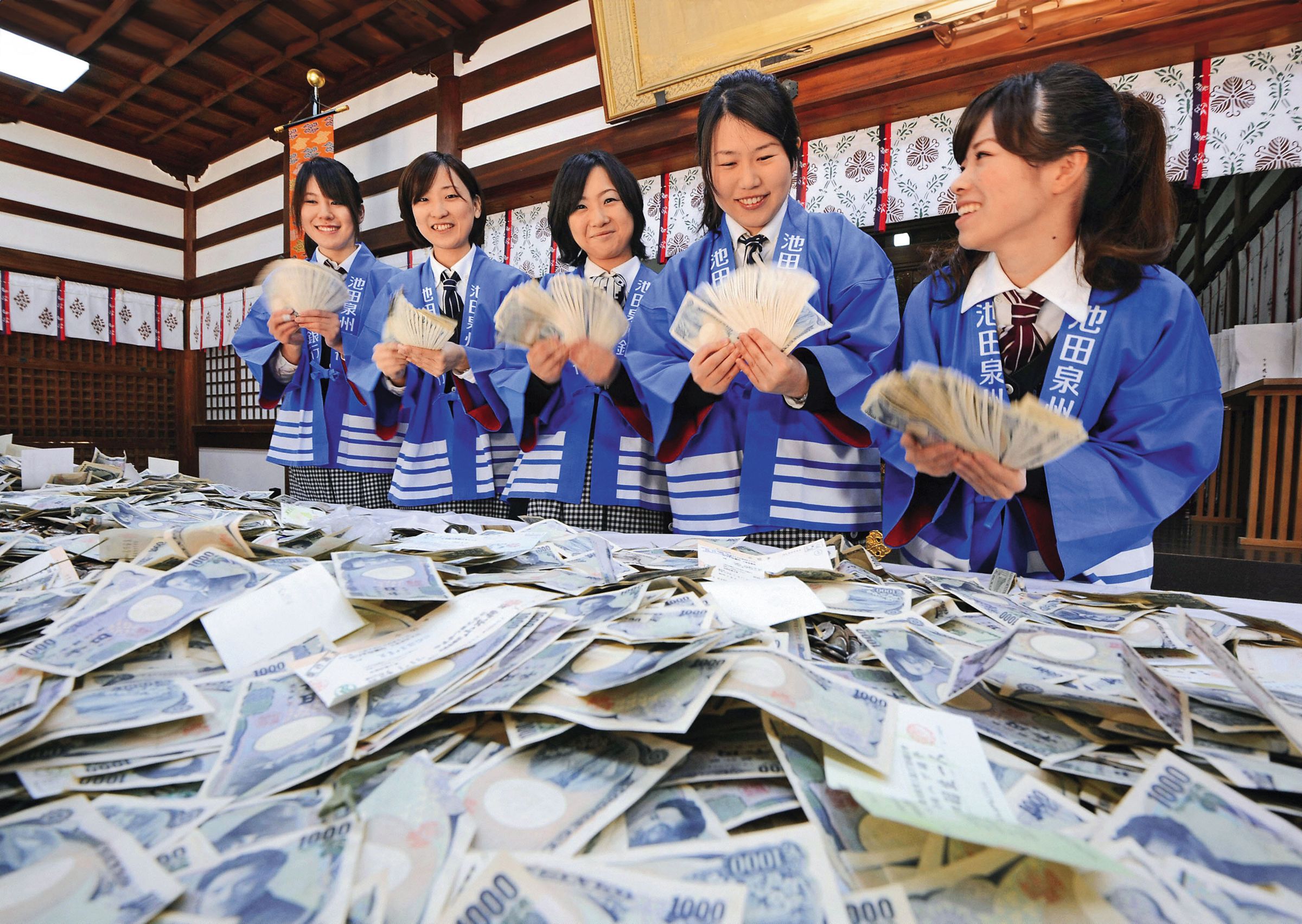 日圓便宜,不少人趁勢換匯;對於滿手日圓的民眾來說,不妨善用保險、基金工具,放大理財效果。(東方IC)