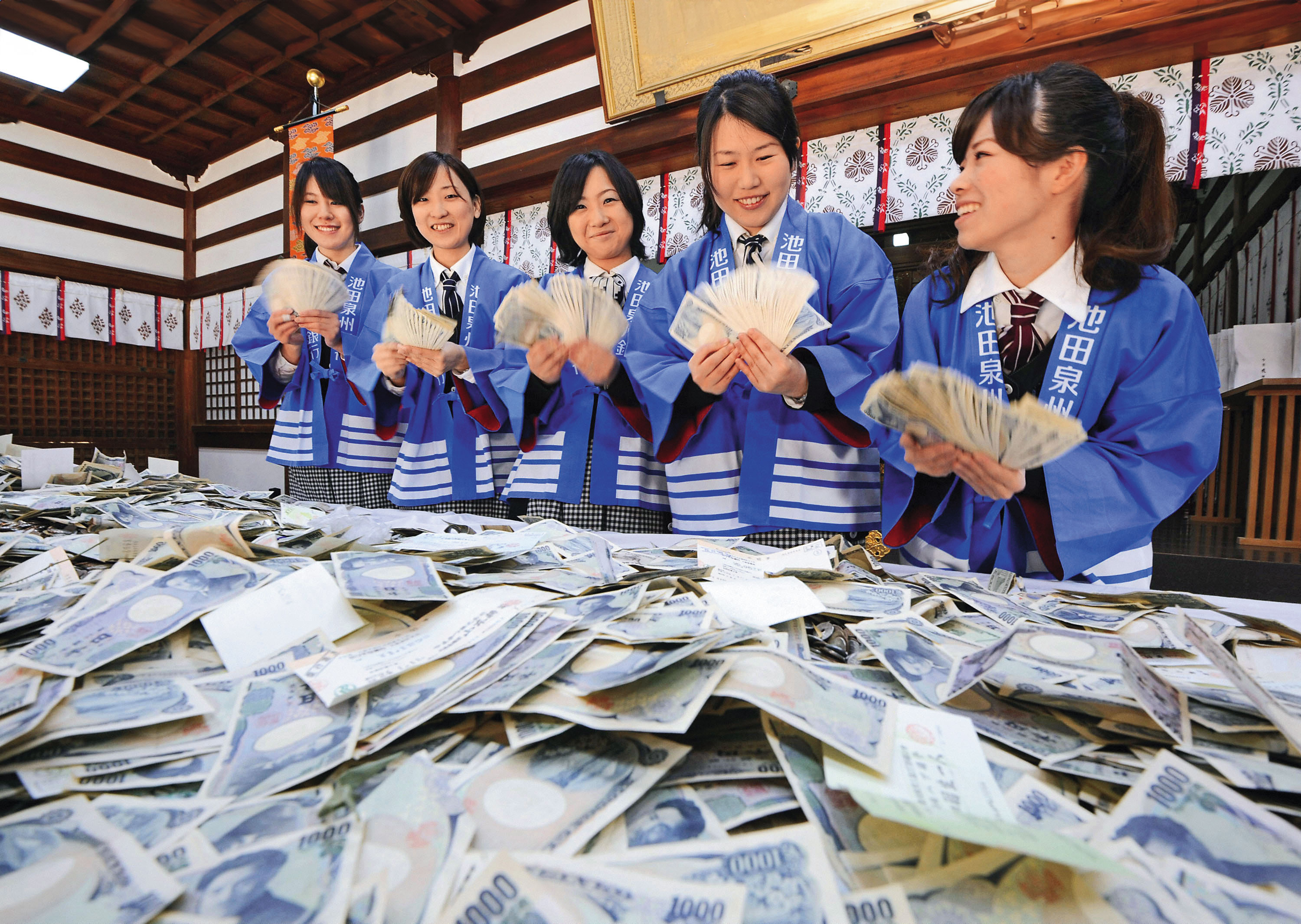 日圓便宜，不少人趁勢換匯；對於滿手日圓的民眾來說，不妨善用保險、基金工具，放大理財效果。（東方IC）