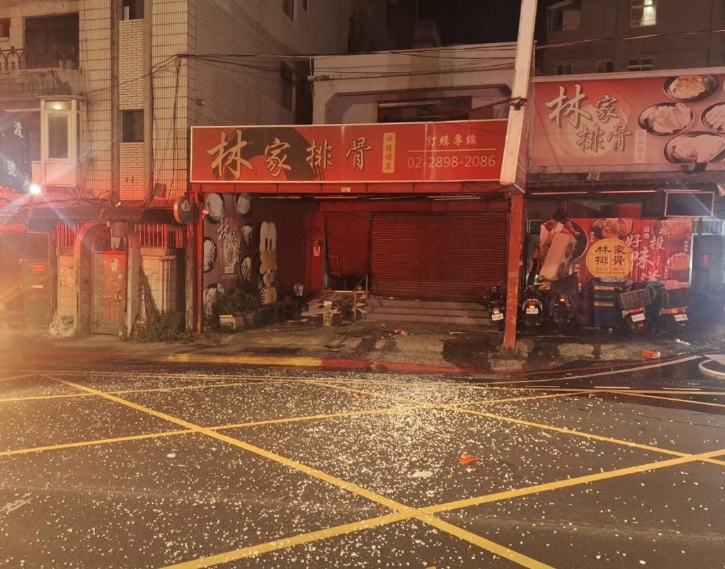 北投知名便當店「林家排骨」昨晚發生火警,現場還傳出爆炸聲響,門窗玻璃散落一地。(翻攝畫面)