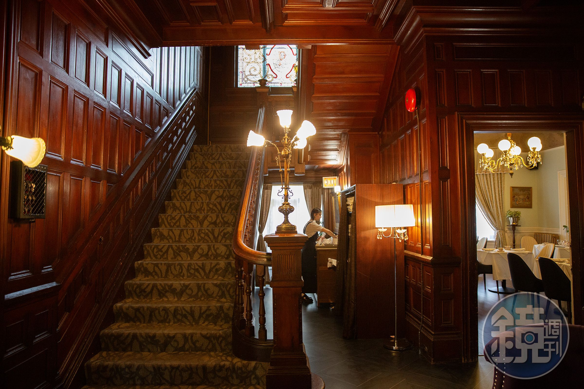 走進Pendray Mansion，可以看到旅館的格局，還有歷史悠久的木造樓梯。