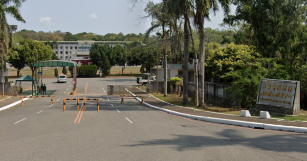 陸軍南部砲測中心今日清晨發生墜樓事故，一名步兵第302旅中尉在訓練期間不幸身亡，軍方已組成專案小組調查。（翻攝自google maps）