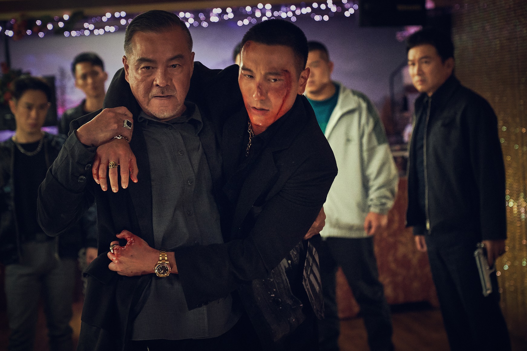 龍天翔（左）與王陽明（右）在《角頭-大橋頭》裡飾演父子。（曼尼娛樂提供）