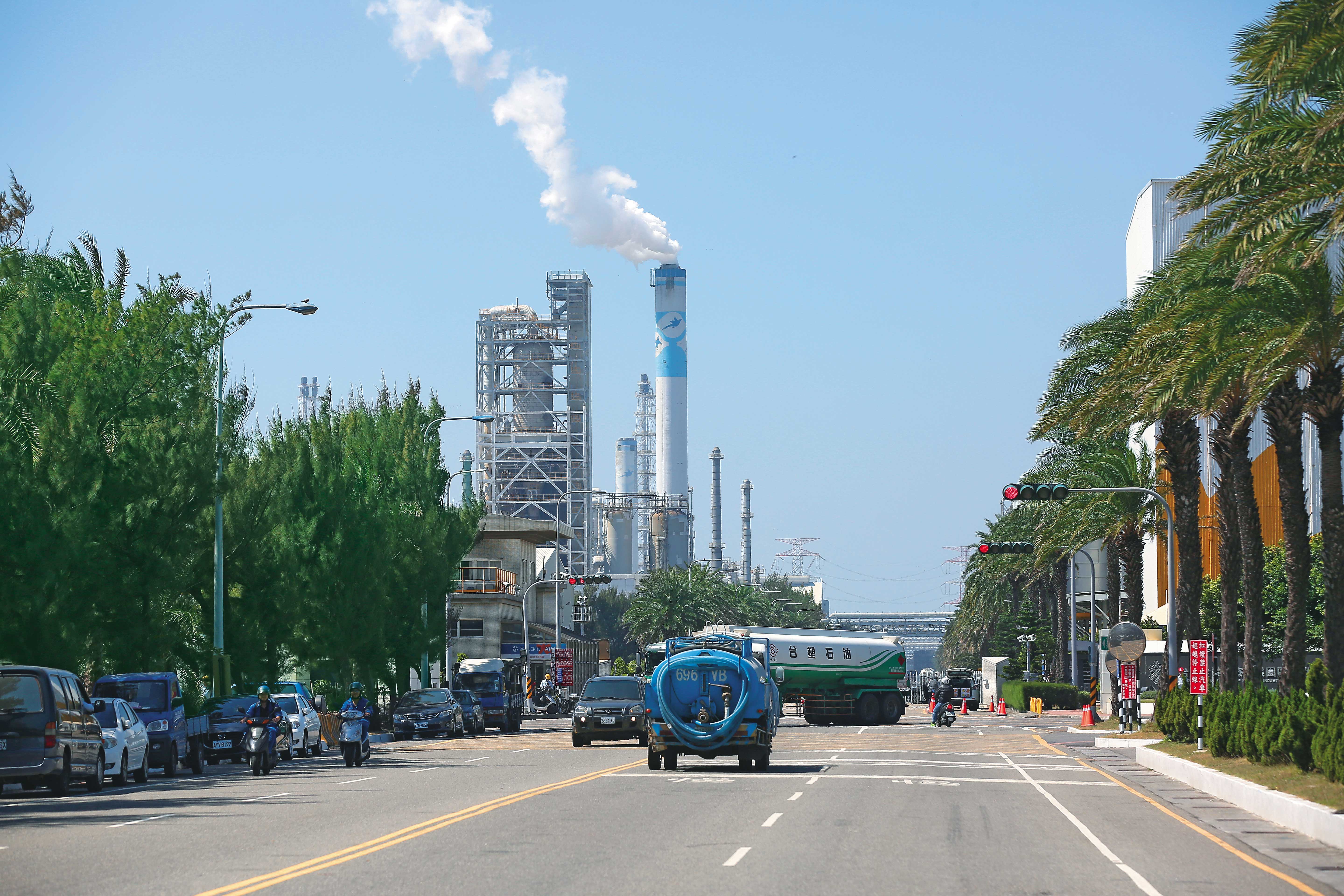 台塑4寶受石化景氣低迷拖累，股價一度跌破淨值，葉育碩逢低進場撿便宜。