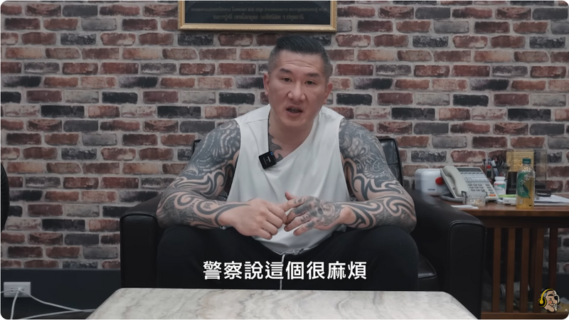 陳之漢聲稱，他的吳姓員工遭不明人士毆打，報警卻被回應「可能很難處理」。（翻攝自YouTube@館長惡名昭彰）