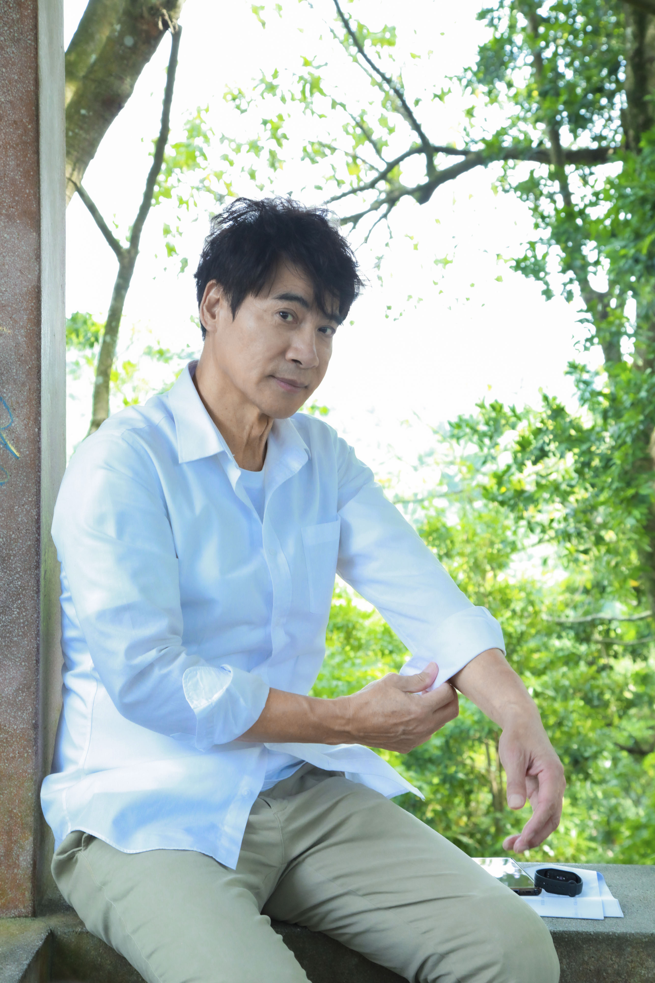 翁家明《市井豪門》數次跌落山坡,直喊已是「滾山坡專業戶」。(民視提供)