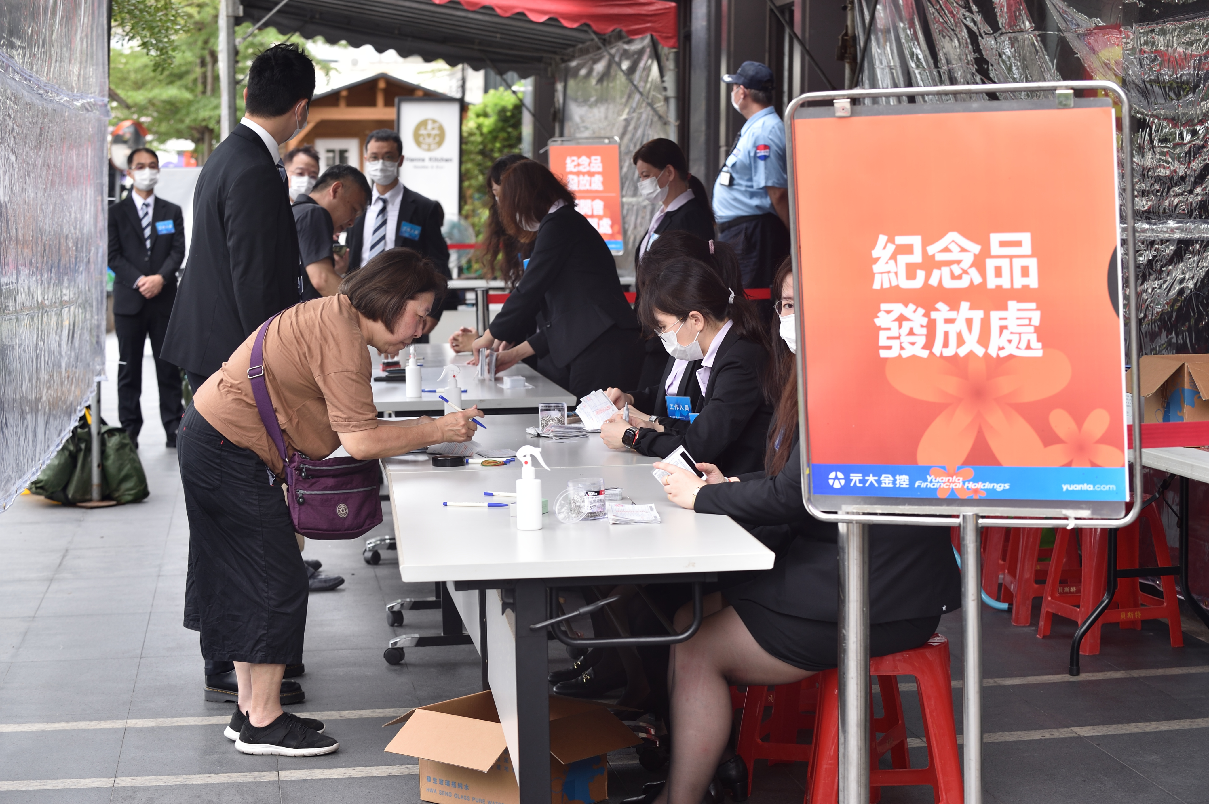 即將進入股東會旺季,網路上許多人分享該怎麼買、怎麼領的祕訣。(資料照)