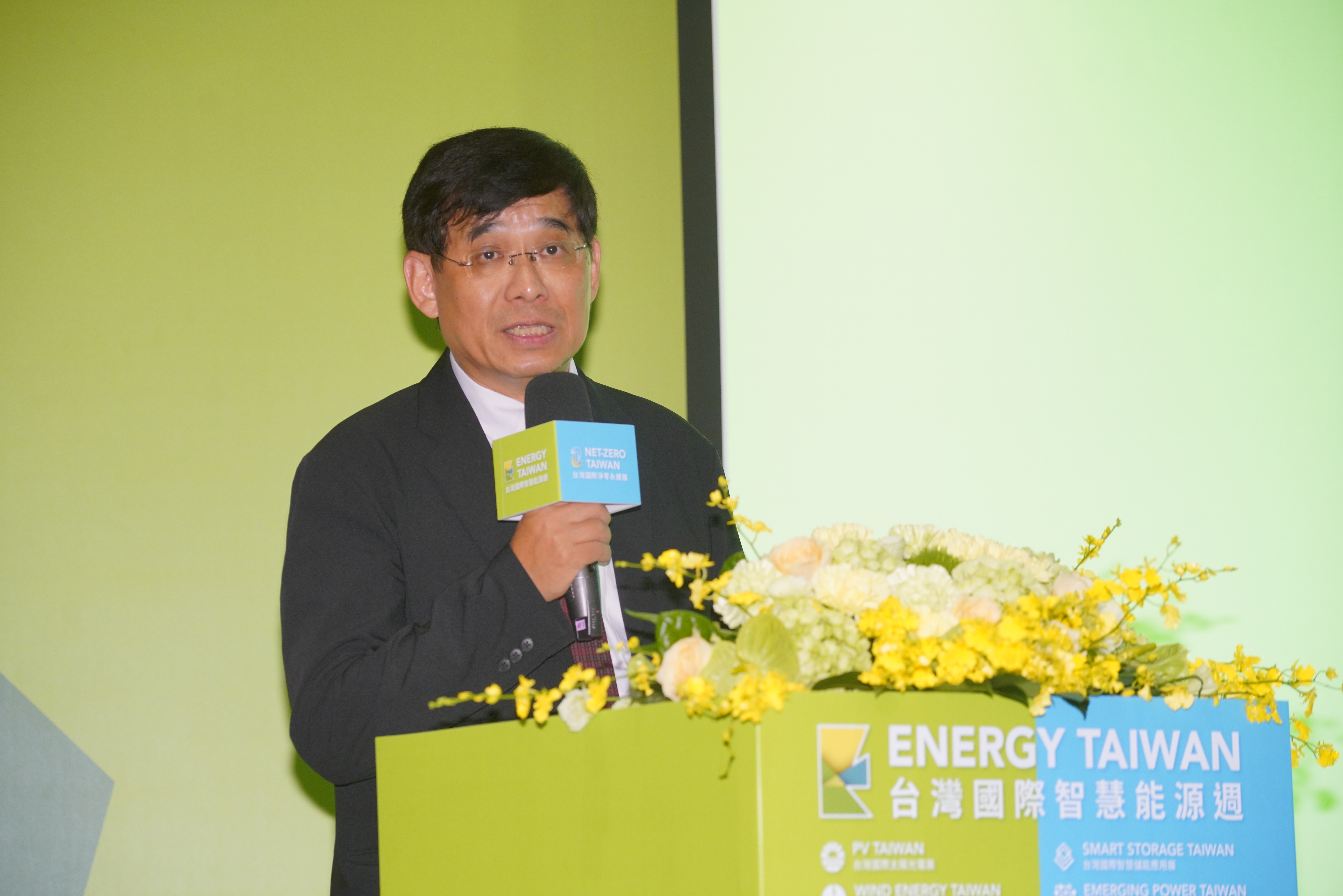 能源署副署長李君禮強調，綠電將會是未來產業的剛性需求，為此，針對國內能源轉型方向，將以多元綠能、深度節能兩大政策核心邁進。