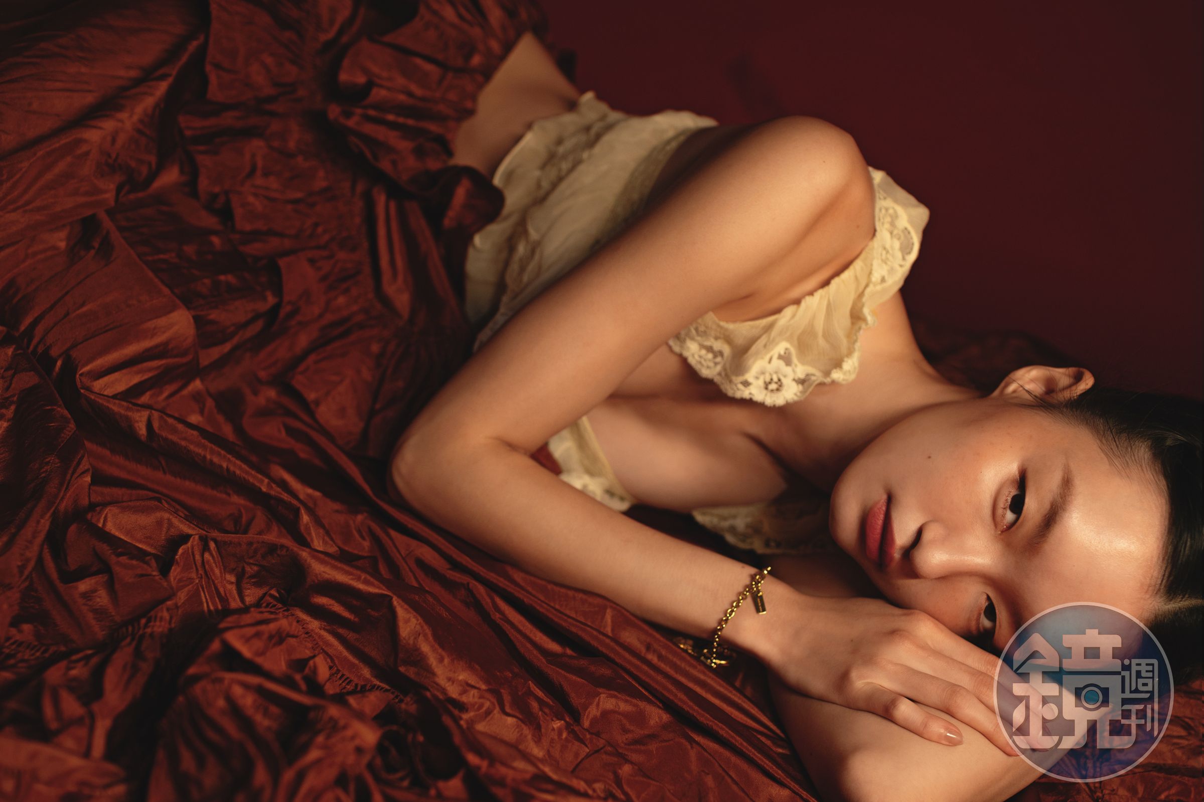 白色蕾絲刺繡上衣 NT$58,700／紅色荷葉邊長裙 NT$149,400／CHÂTEAU TREASURES墜飾手鍊  NT$17,900／All by Chloé