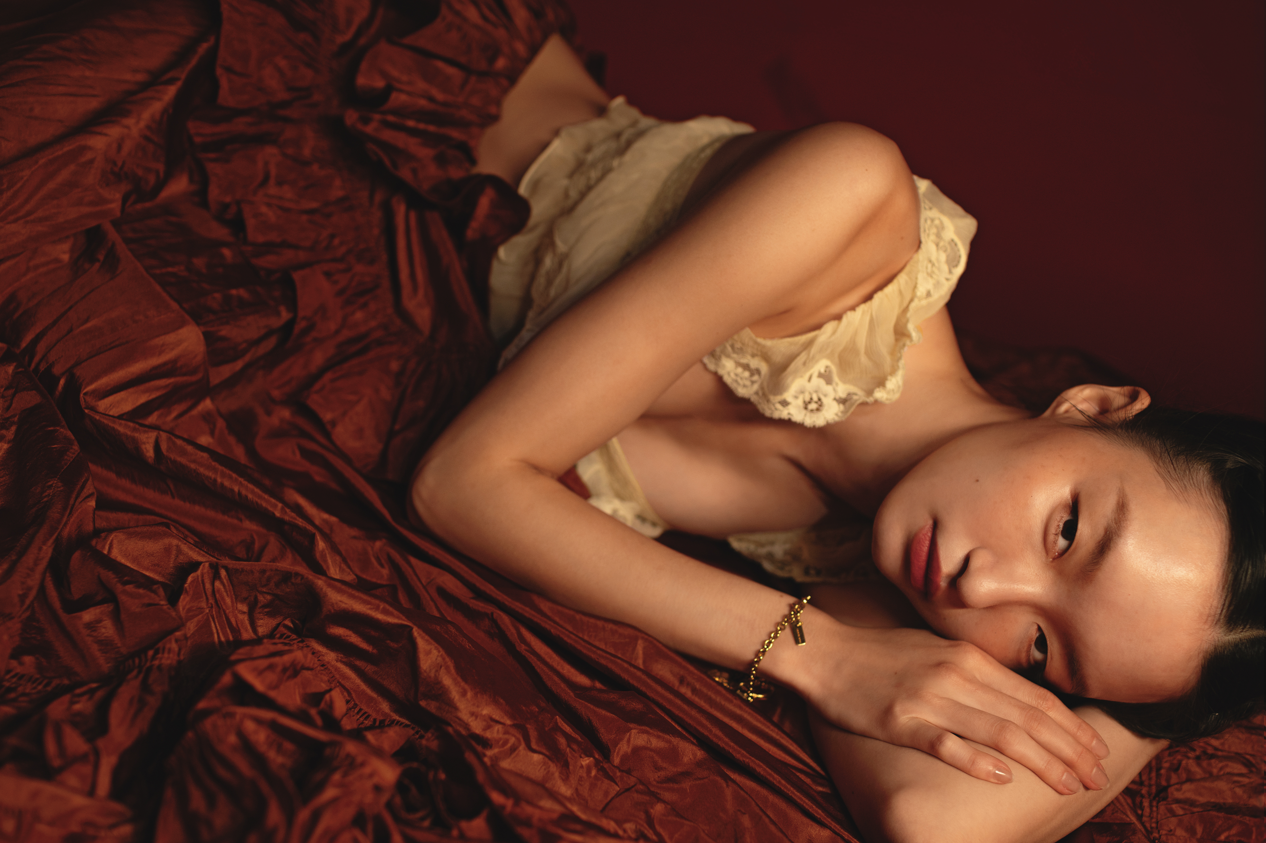 白色蕾絲刺繡上衣 NT$58,700／紅色荷葉邊長裙 NT$149,400／CHÂTEAU TREASURES墜飾手鍊  NT$17,900／All by Chloé