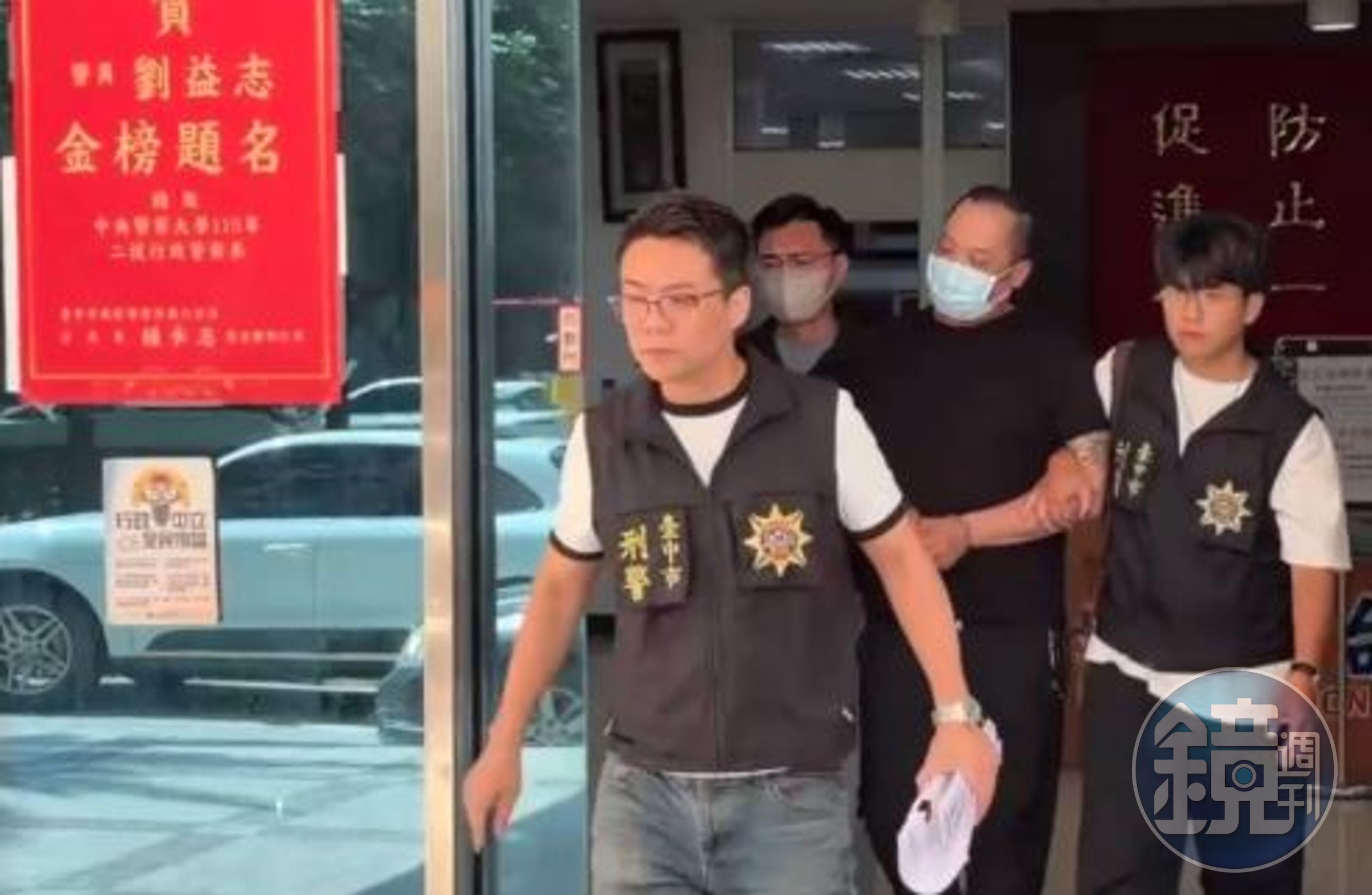 廖嫌在飯店一樓監視器死角刻意喊「矢板先生」確認身分,隨即揮拳毆打。(讀者提供)