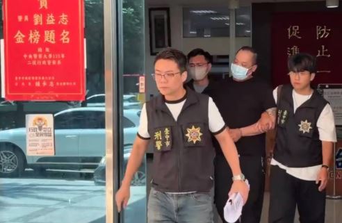 廖嫌在飯店一樓監視器死角刻意喊「矢板先生」確認身分,隨即揮拳毆打。(讀者提供)