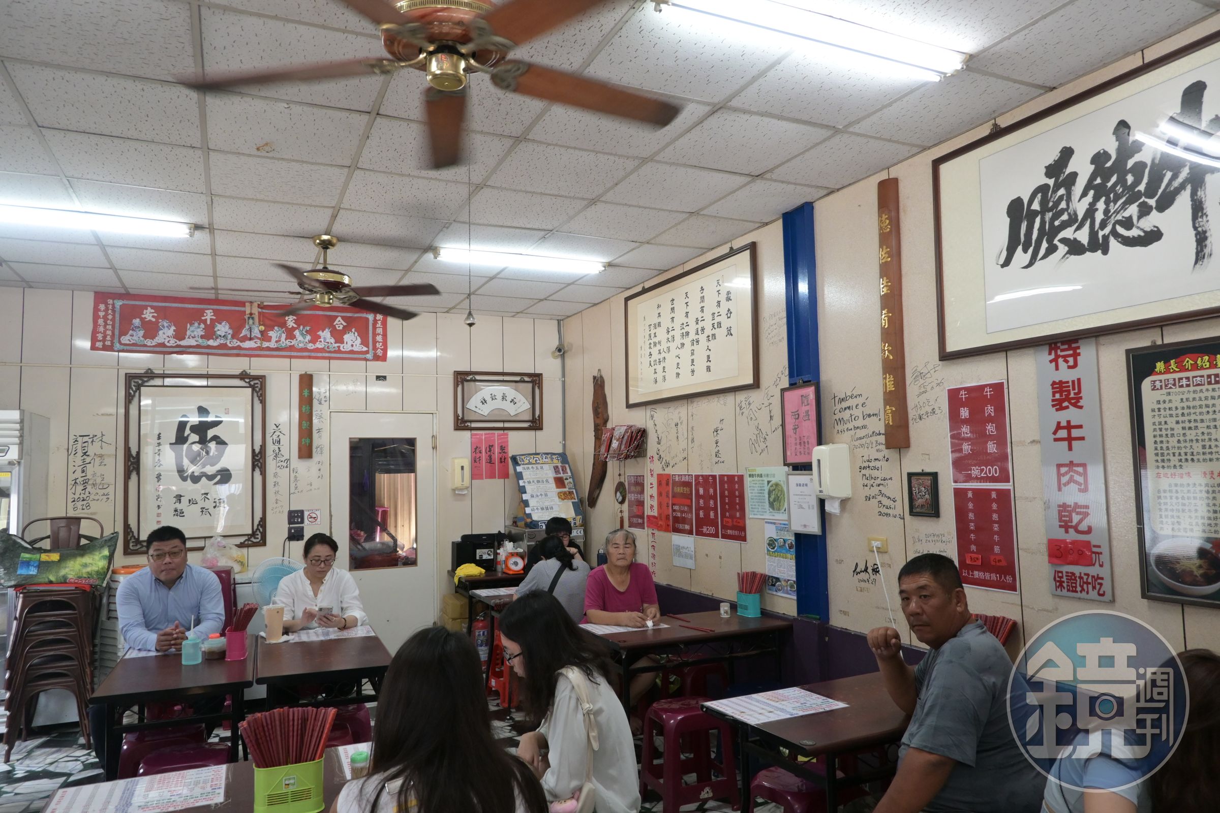 上菜的速度頗慢，店裡坐滿客人，但桌上都是空的。