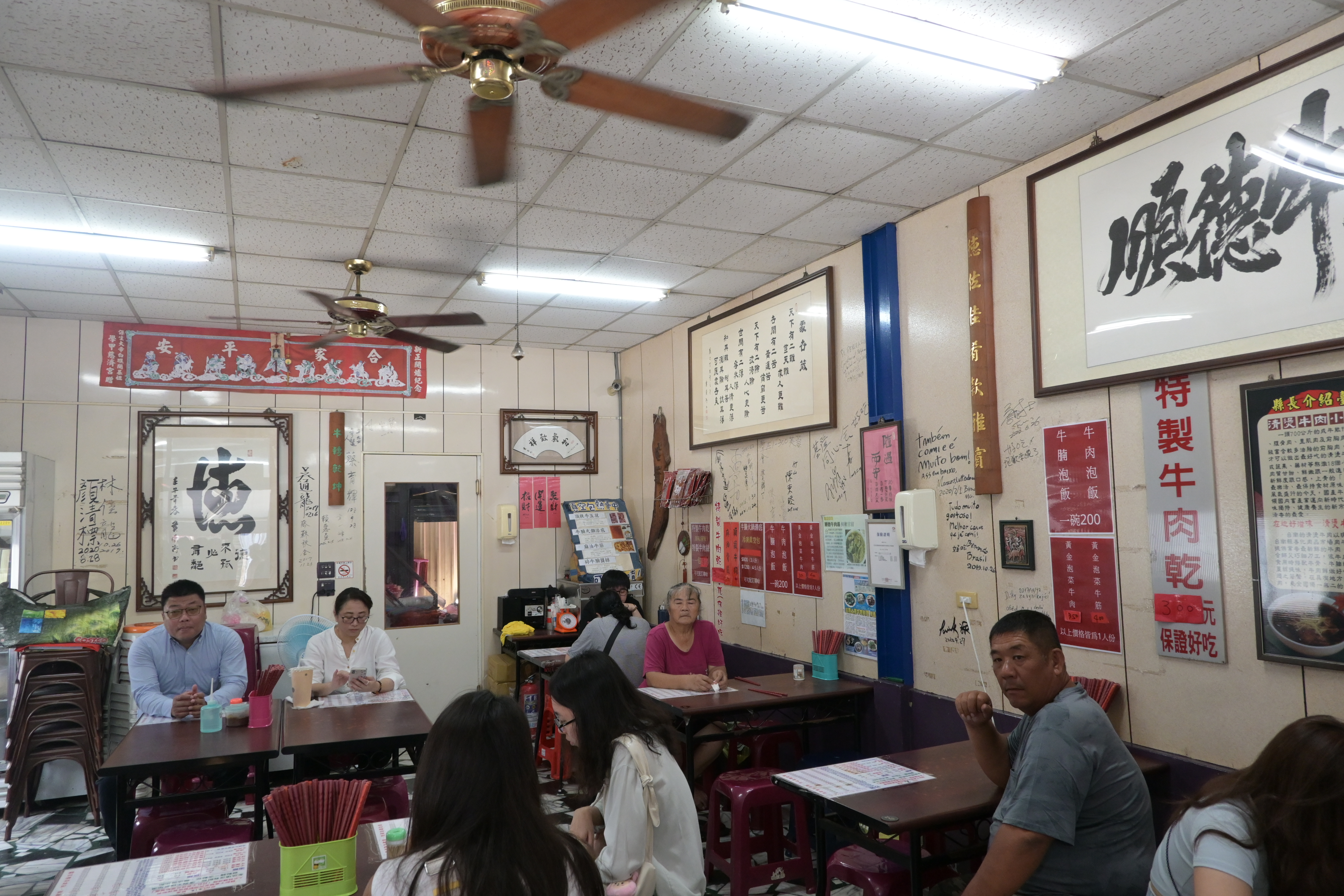 上菜的速度頗慢，店裡坐滿客人，但桌上都是空的。