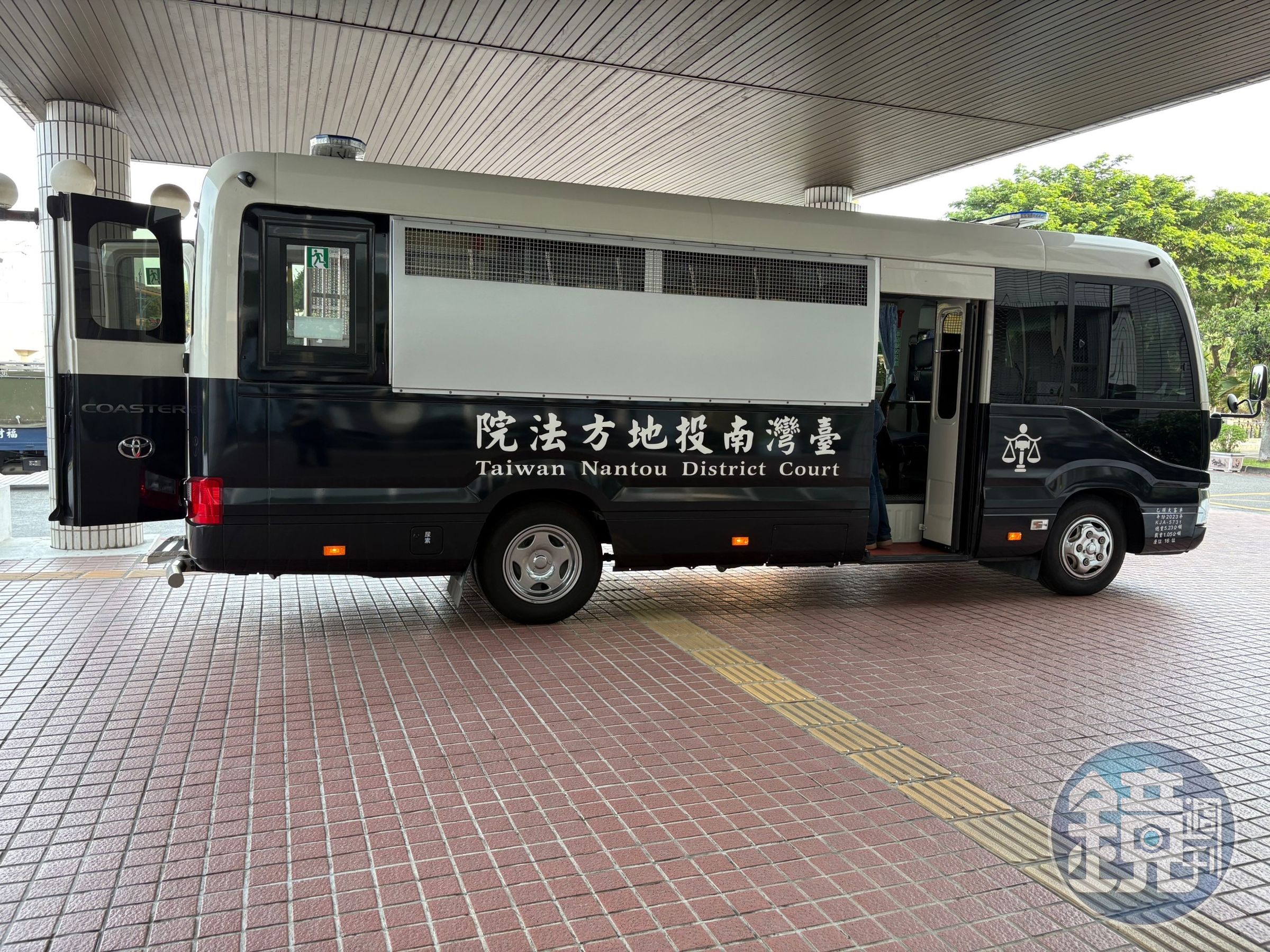 因為大型囚車送修,法警室便宜行事,造成疑似同案嫌犯押解過程串供之情形。(讀者提供)