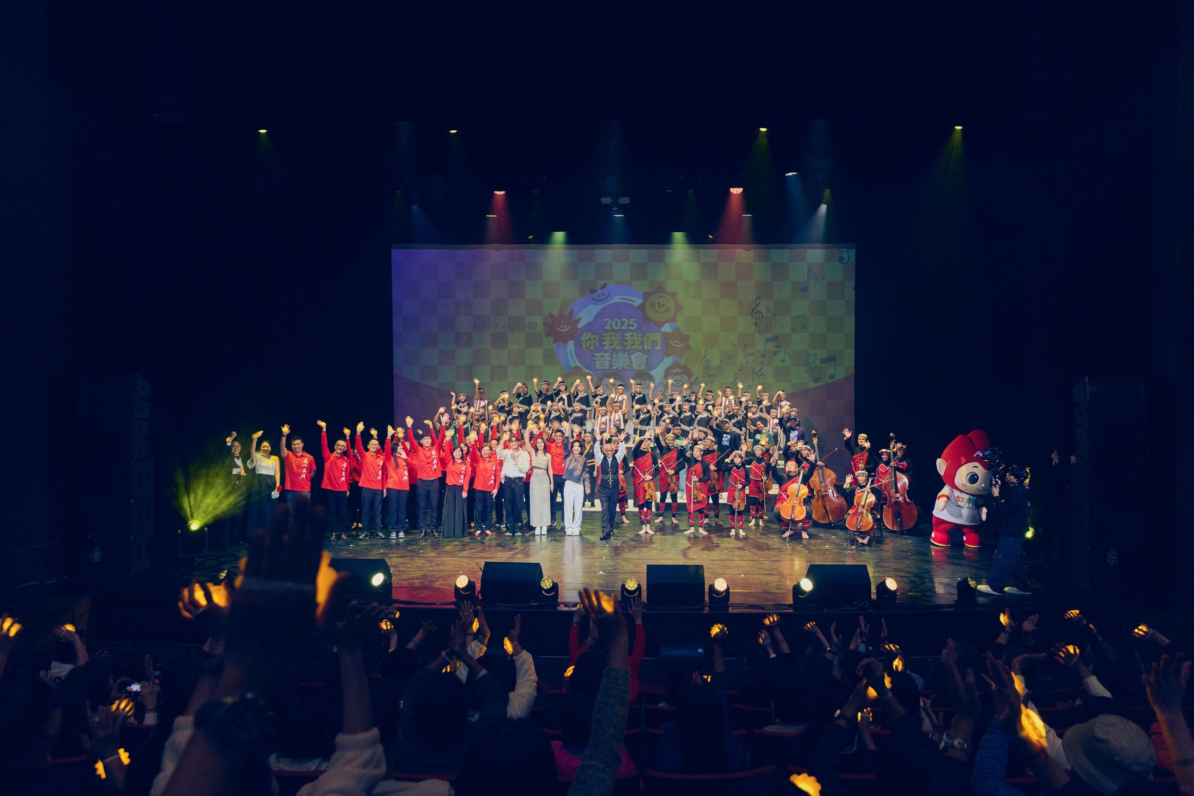 告五人與公益音樂會全體表演者共同合唱，搭配全場手機燈海超感人。（相信音樂提供）