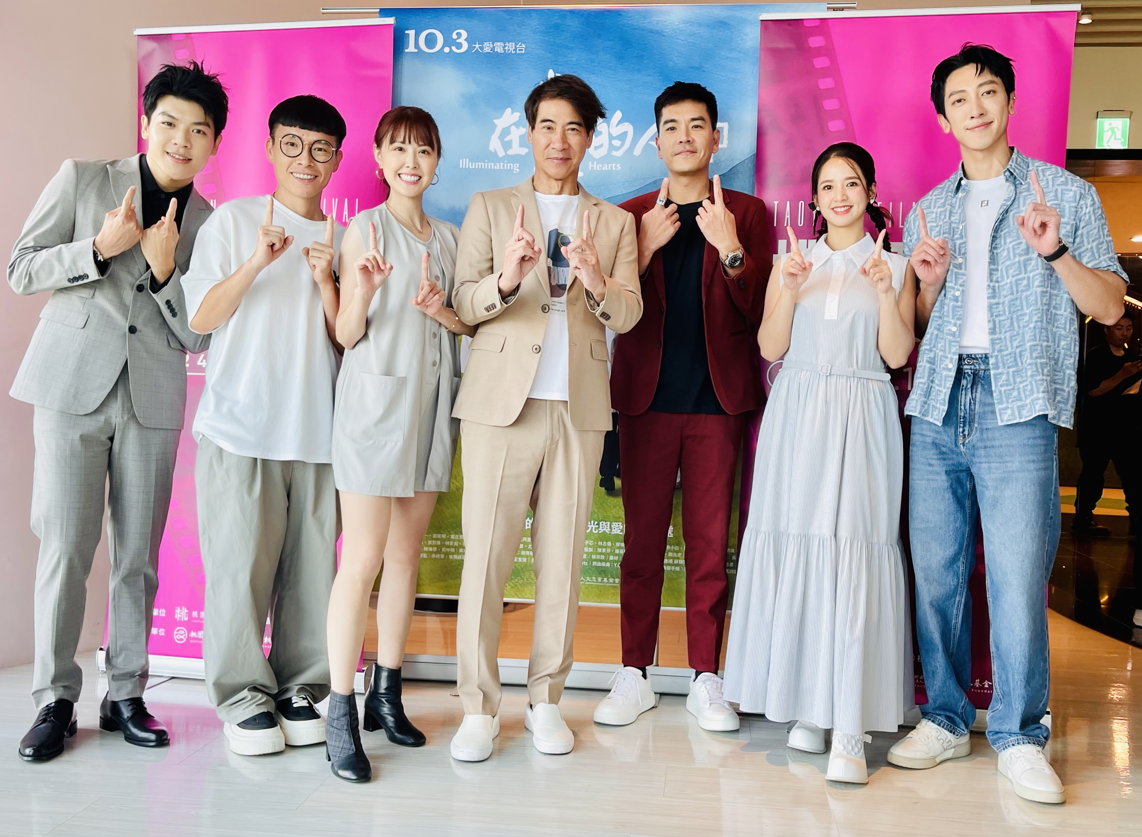 《在光裏的人》製作人余政憲率導演林宏杰、主要演員王傳一、翁家明、臧芮萱、張晏塵、游小白、蔡天嘉、張哲偉、黃采儀到現場與觀眾見面。(桃園電影節提供)