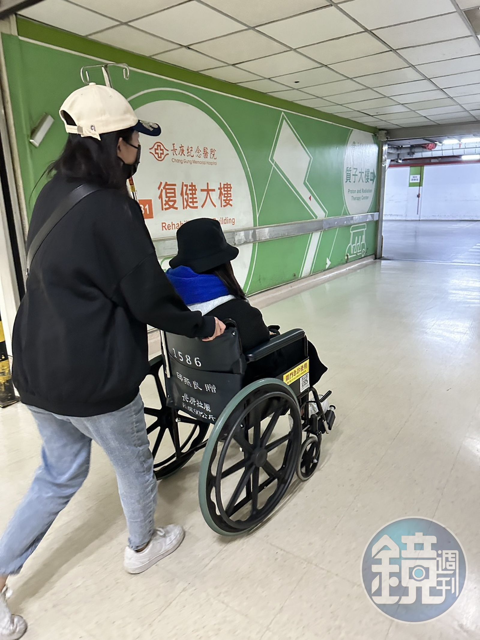 曉筠在親友協助下，速度緩慢往醫院停車場方向。（讀者提供）