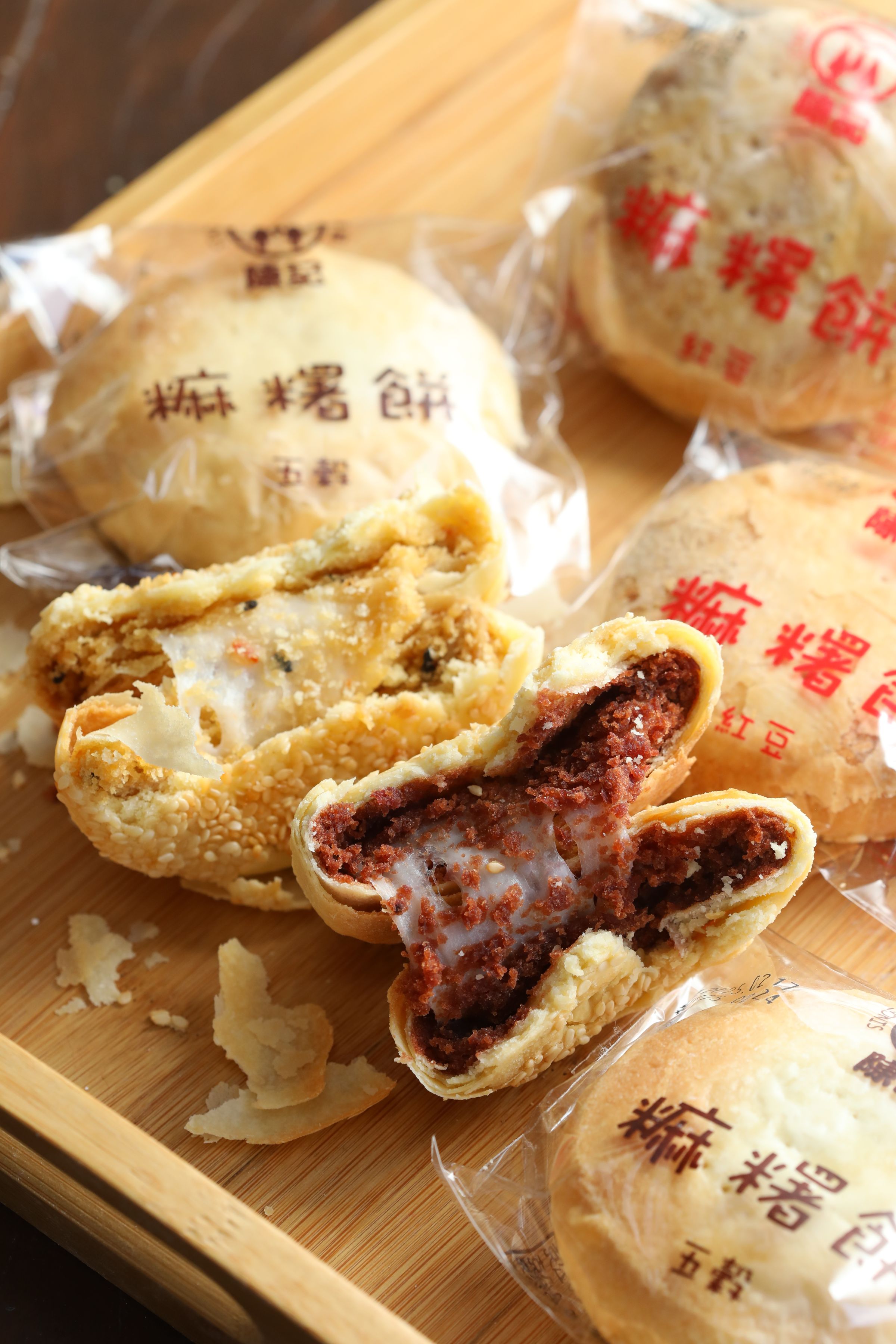 麻糬餅有「紅豆」（右）與「五穀」（左）兩種口味可供選擇。