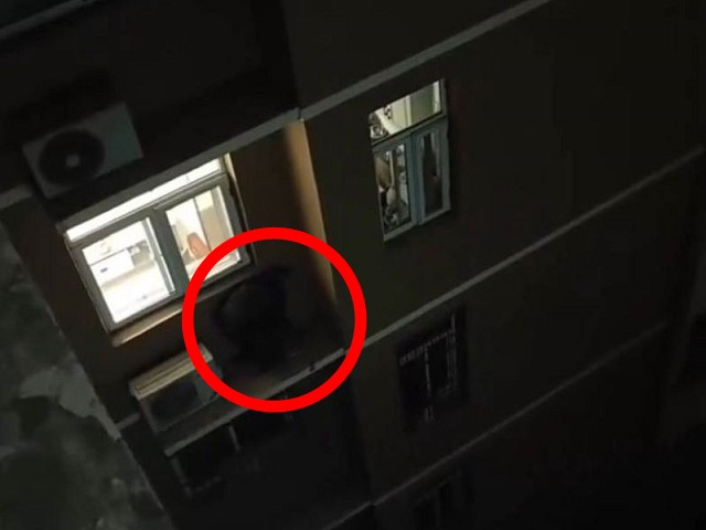 人妻疑偷情被抓包！小王躲陽台外瑟瑟發抖險墜樓，震撼影片曝光。（翻自《黑料網》）
