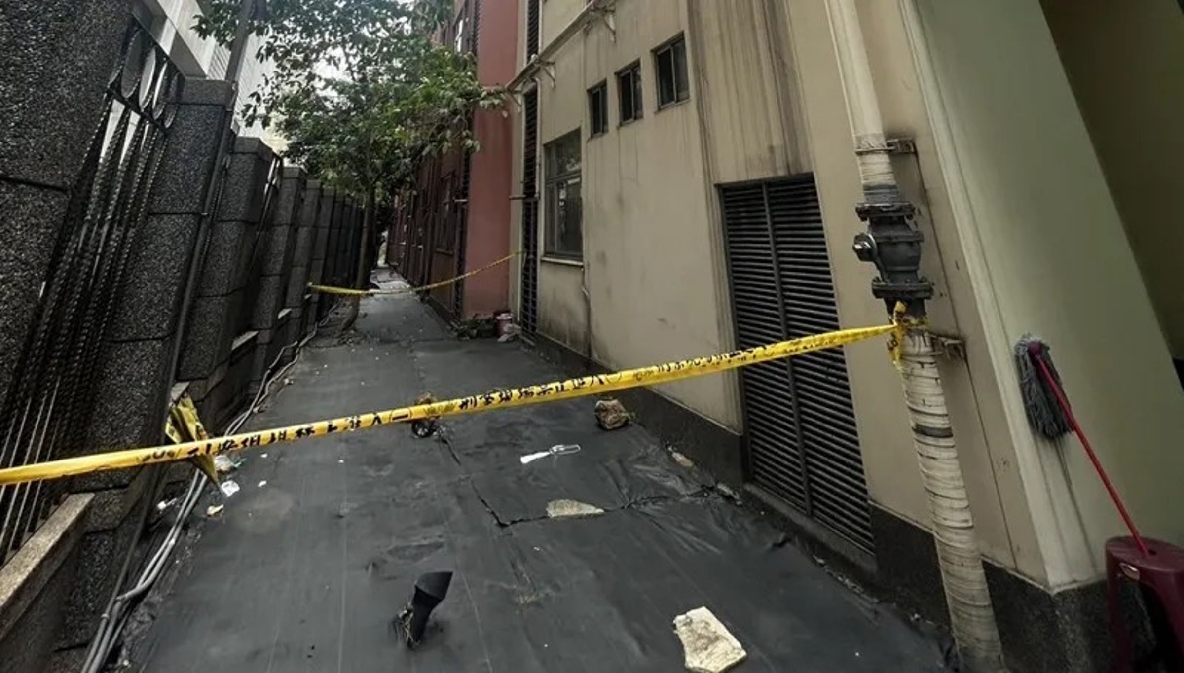 中和區1名蘇姓補習班負責人墜樓身亡,警方在現場拉起封鎖線,目前死因仍在調查中。(讀者提供)