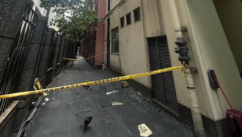 中和區1名蘇姓補習班負責人墜樓身亡，警方在現場拉起封鎖線，目前死因仍在調查中。（讀者提供）