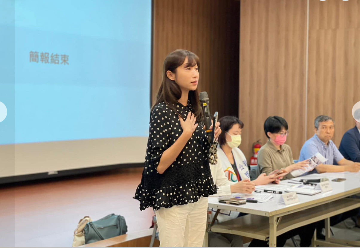 許淑華深耕基層，對於台北市老屋都更問題數十年來持續奔走，以公正透明的態度搭起住戶與政府、建商之間的信任橋樑。（圖／翻攝自許淑華臉書）