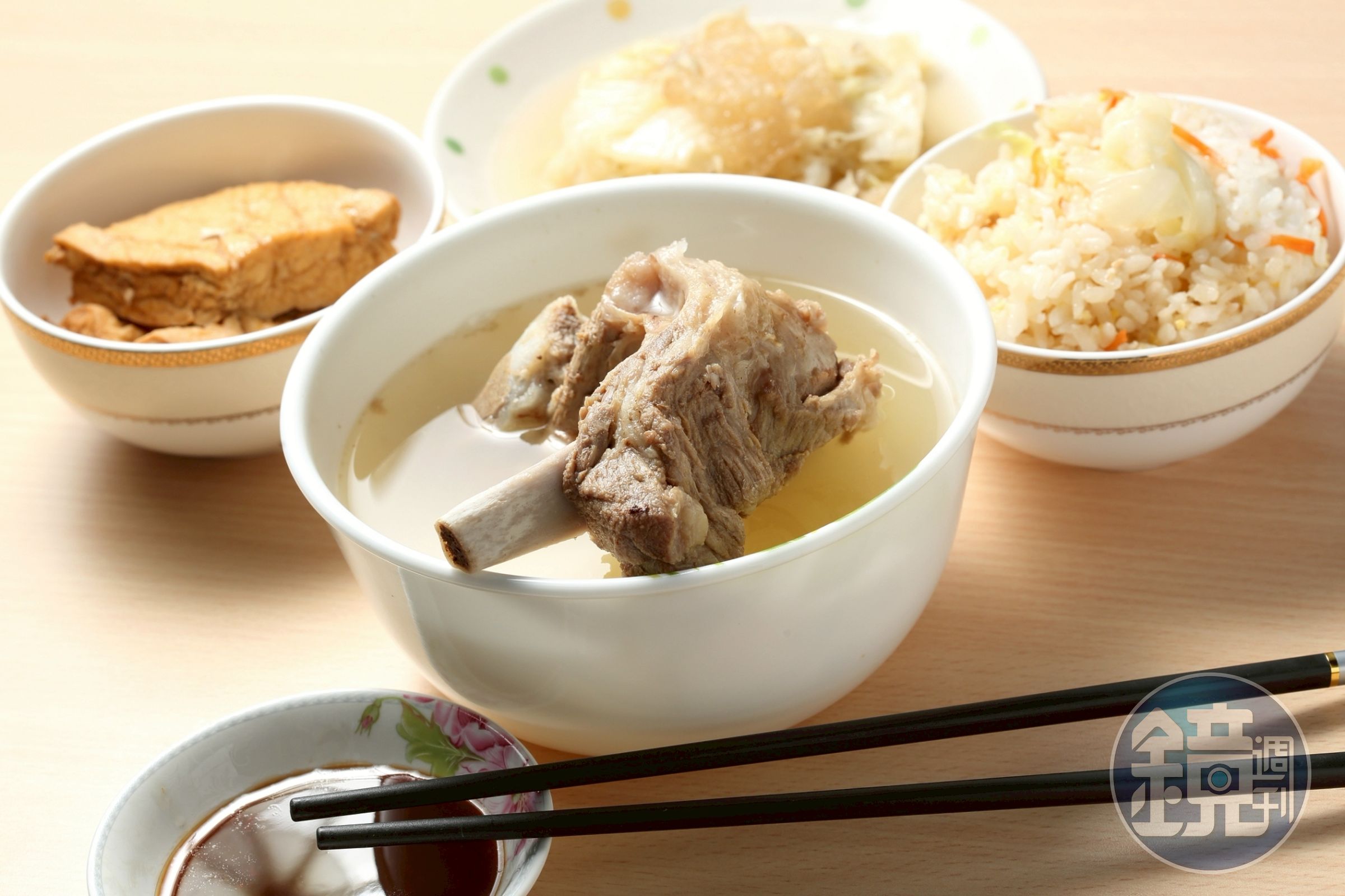 原汁排骨湯和平本舖的招牌原汁排骨湯，以濃郁湯頭與超大份量的排骨著稱。(鏡好聽提供)