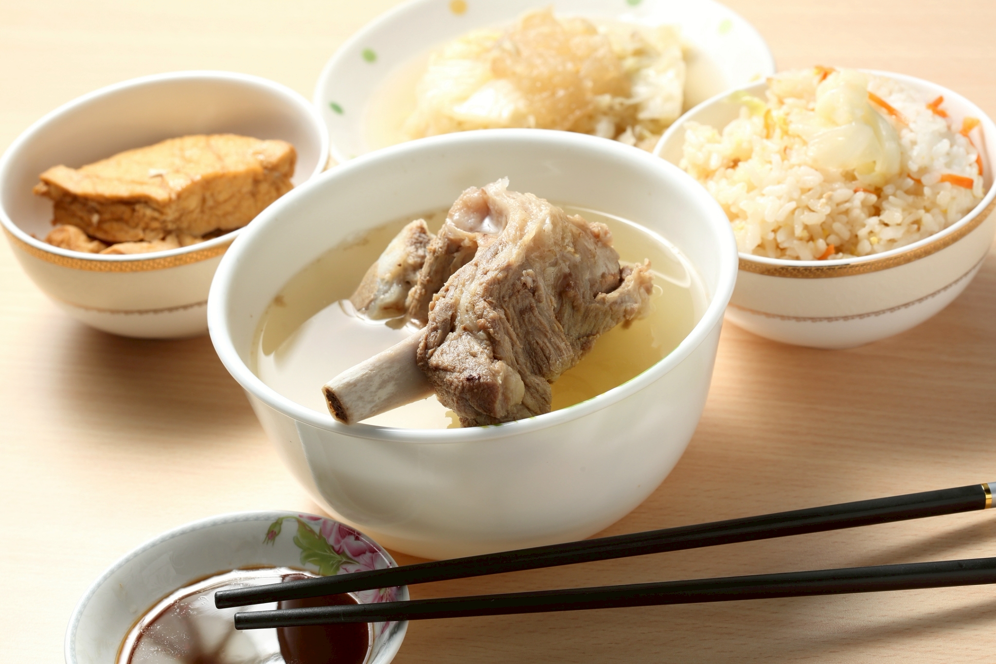 原汁排骨湯和平本舖的招牌原汁排骨湯，以濃郁湯頭與超大份量的排骨著稱。(鏡好聽提供)