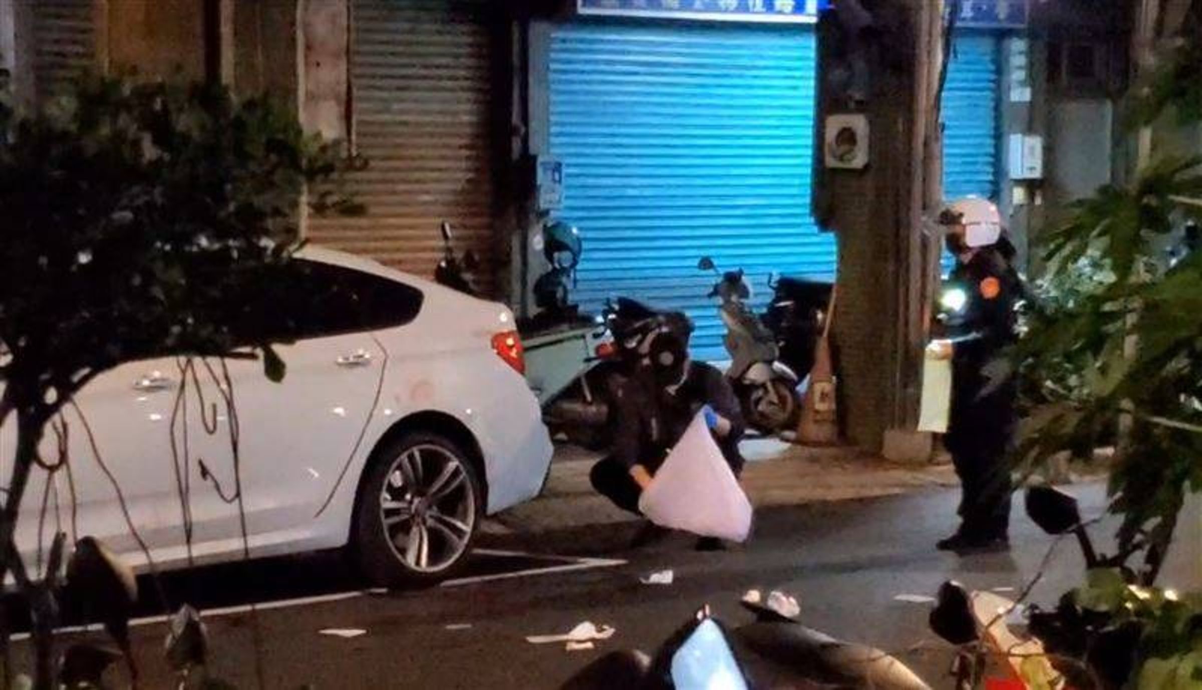台北大同區清晨驚傳街頭喋血,3人持刀、棍互相揮砍,釀成2死1重傷。(翻攝畫面)