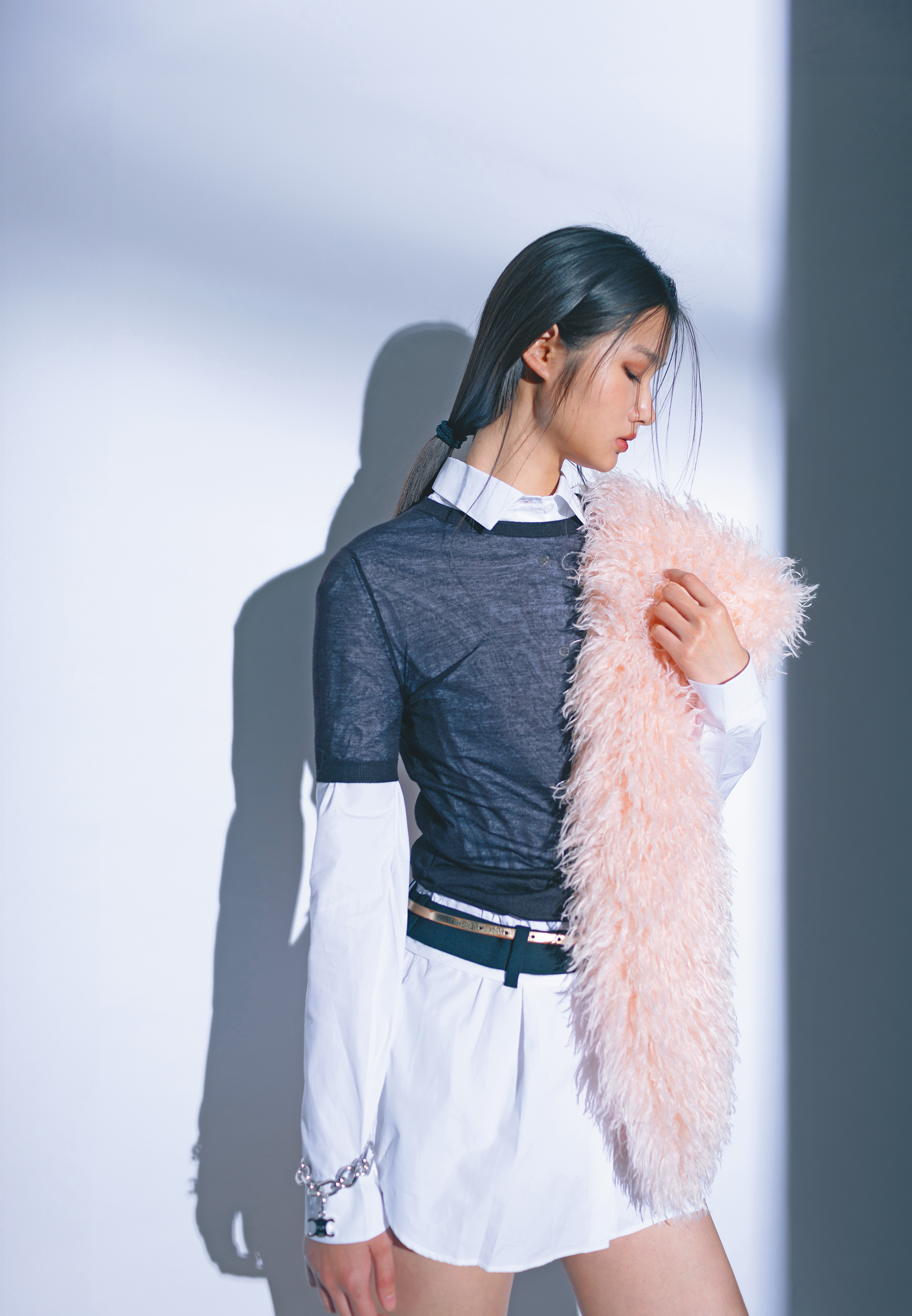 咖啡色針織衫 價格店洽 by PRADA；白色長版襯衫洋裝 價格店洽 by PRADA；粉色圍巾 NT$6,500 by MAX&Co.；CELINE CHARMS MODERN銀色飾面飾鍊 NT$26,000 by CELINE；CELINE TRIUMPH金色飾面吊飾 NT$14,000 by CELINE。