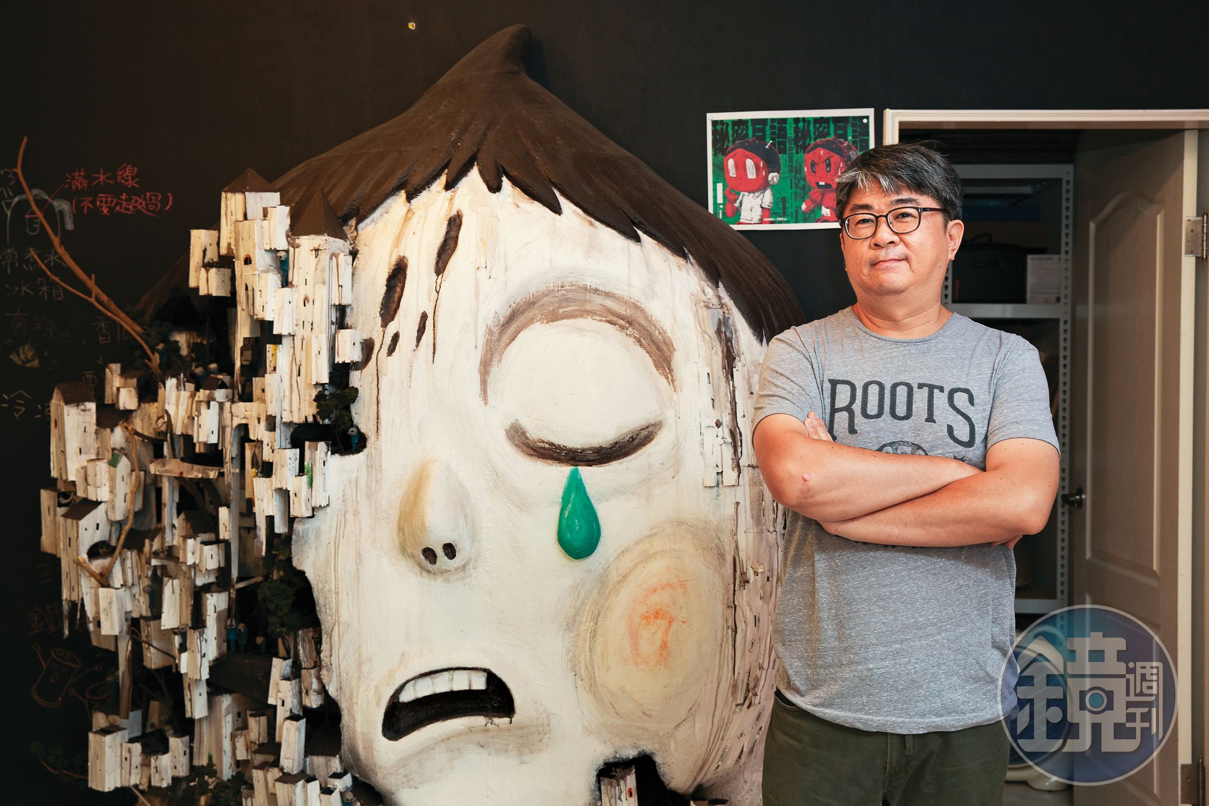 漫畫家王登鈺(左圖)創作《秘密耳語》,以原創怪獸(右圖)為IP跨域提供豐富素材。