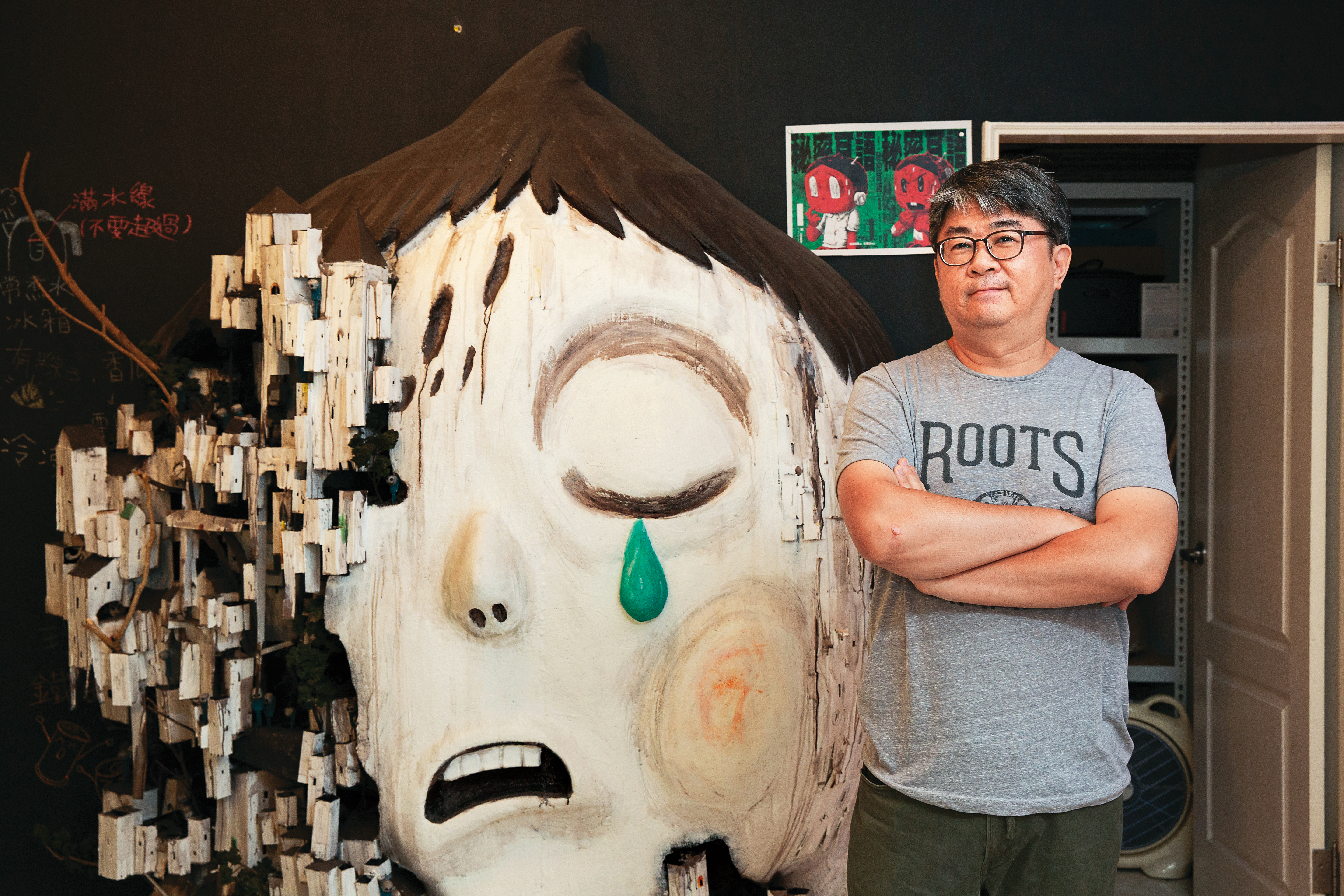 漫畫家王登鈺(左圖)創作《秘密耳語》,以原創怪獸(右圖)為IP跨域提供豐富素材。