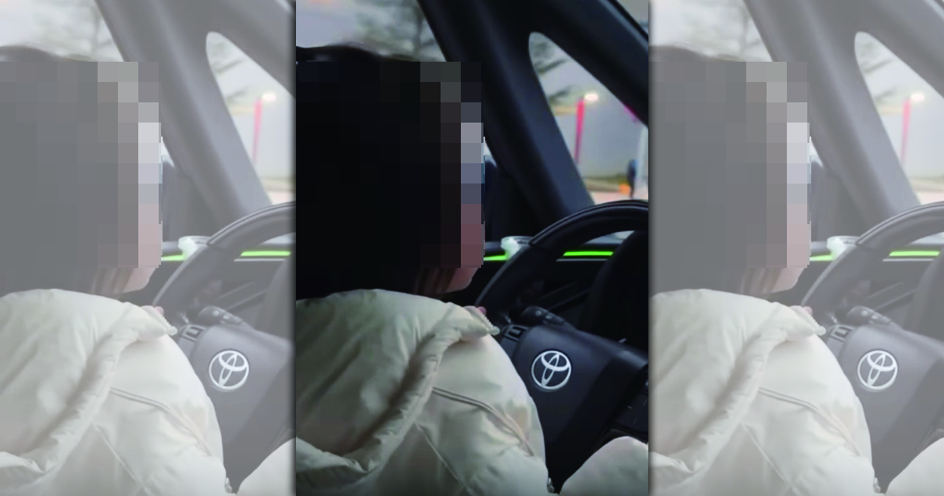 4歲女童「握方向盤」開車，相當危險。　（翻攝Threads）