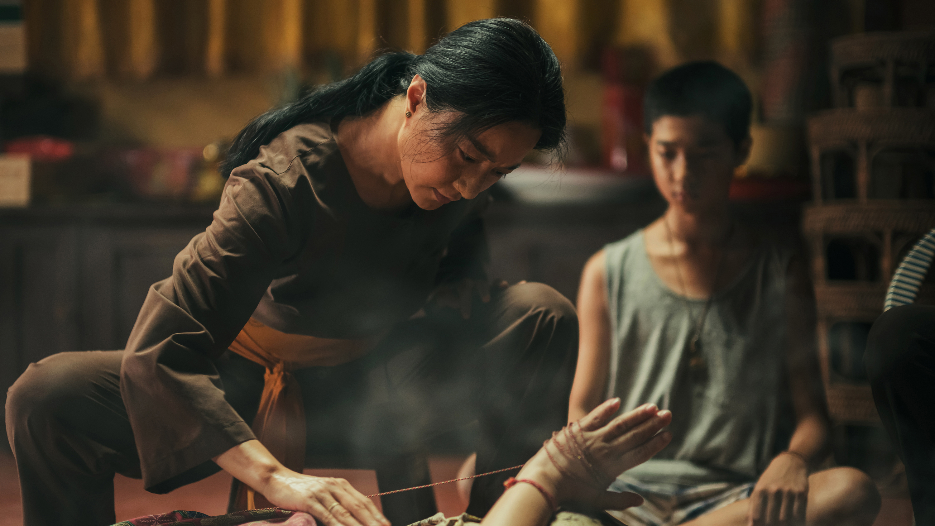 范冰冰展現厚積薄發的多層次演技，她飾演的農婦白天務農，夜間化身解降師為村民治病驅難。（海鵬提供）