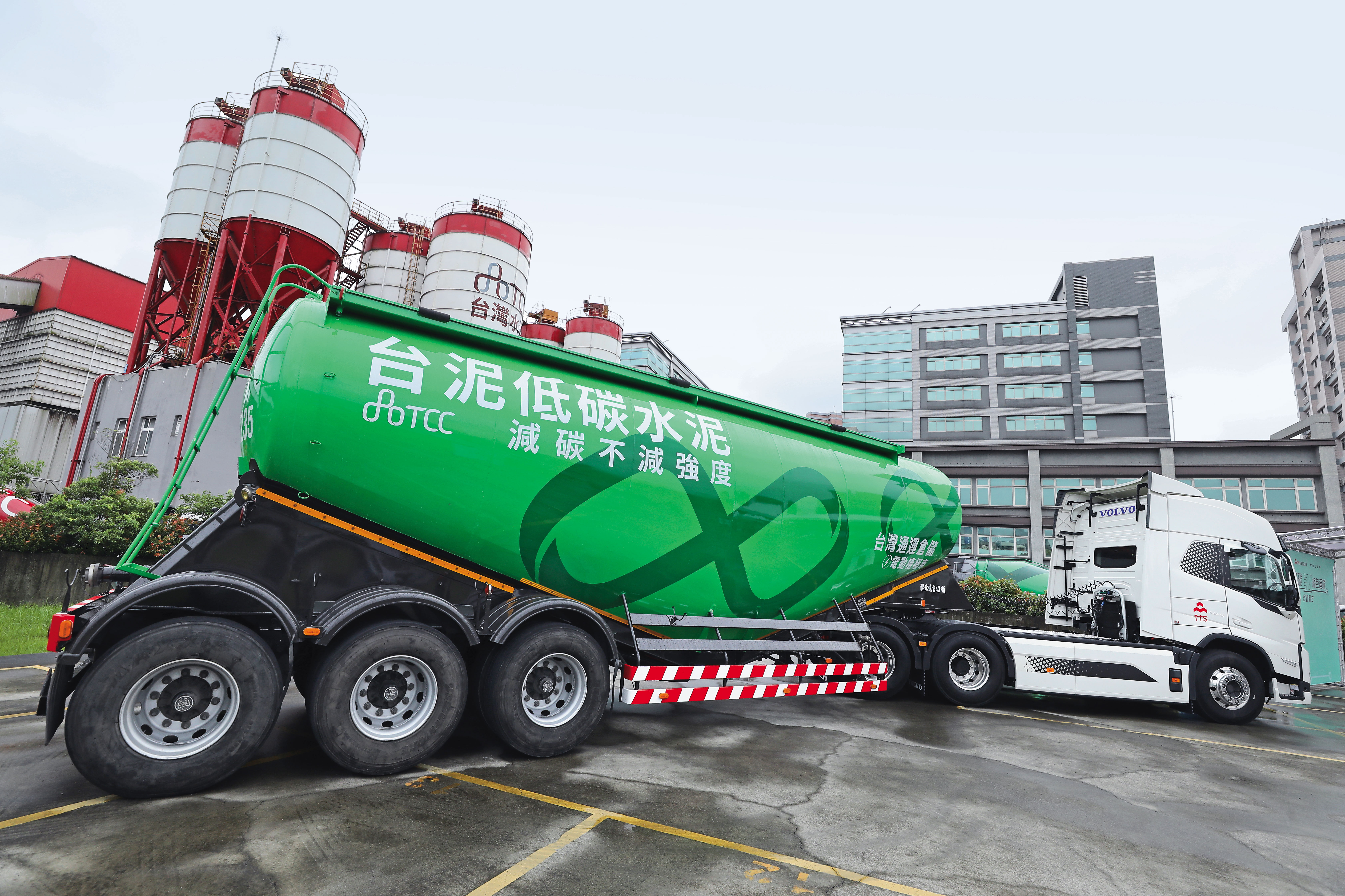 為追求減碳，台泥近年來積極發展低碳水泥。