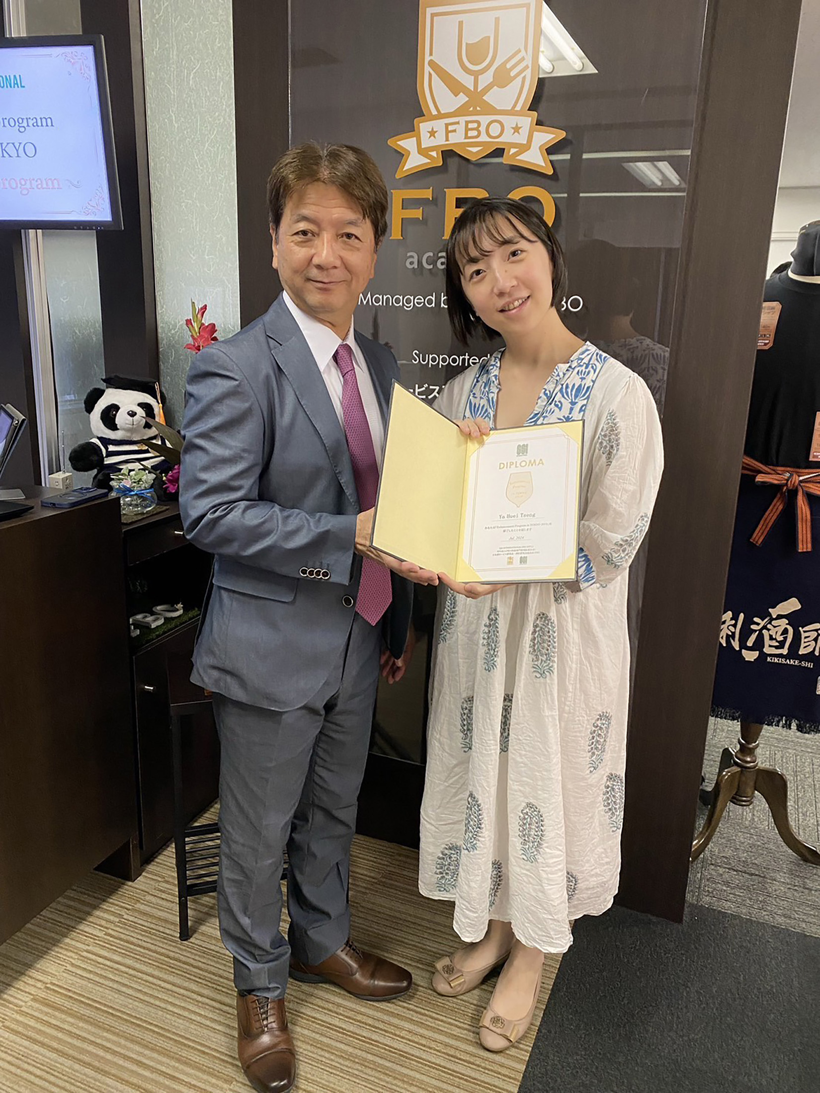 曾雅慧在取得酒匠資格後，持續精進專業知識，參加東京SSI總部舉辦的進修課程。（曾雅慧提供）