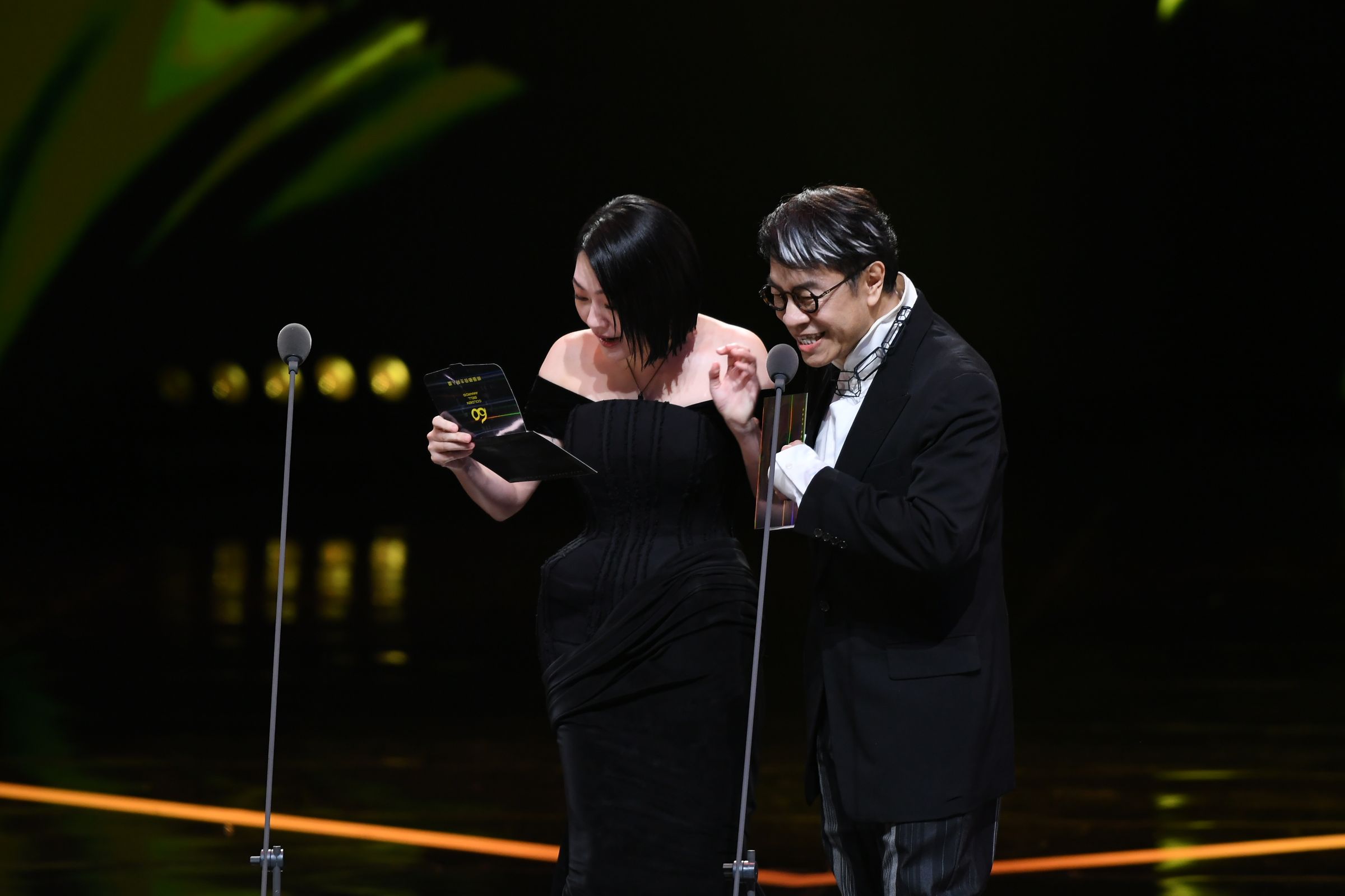 小S看到頒獎信封上寫著自己的名字，驚訝地瞪大雙眼。（三立提供）