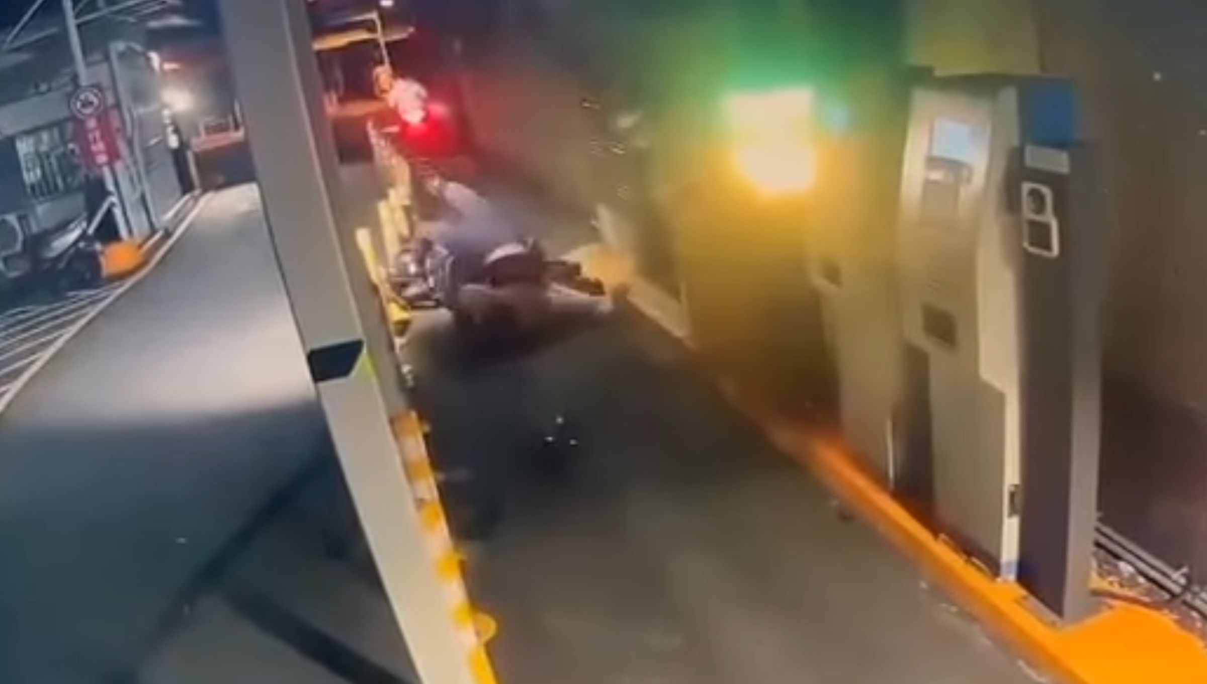 有位機車騎士疑似為了省錢,趁著前方欄桿還沒放下時試圖闖入,最後導致自己慘摔在地。(翻攝自臉書)