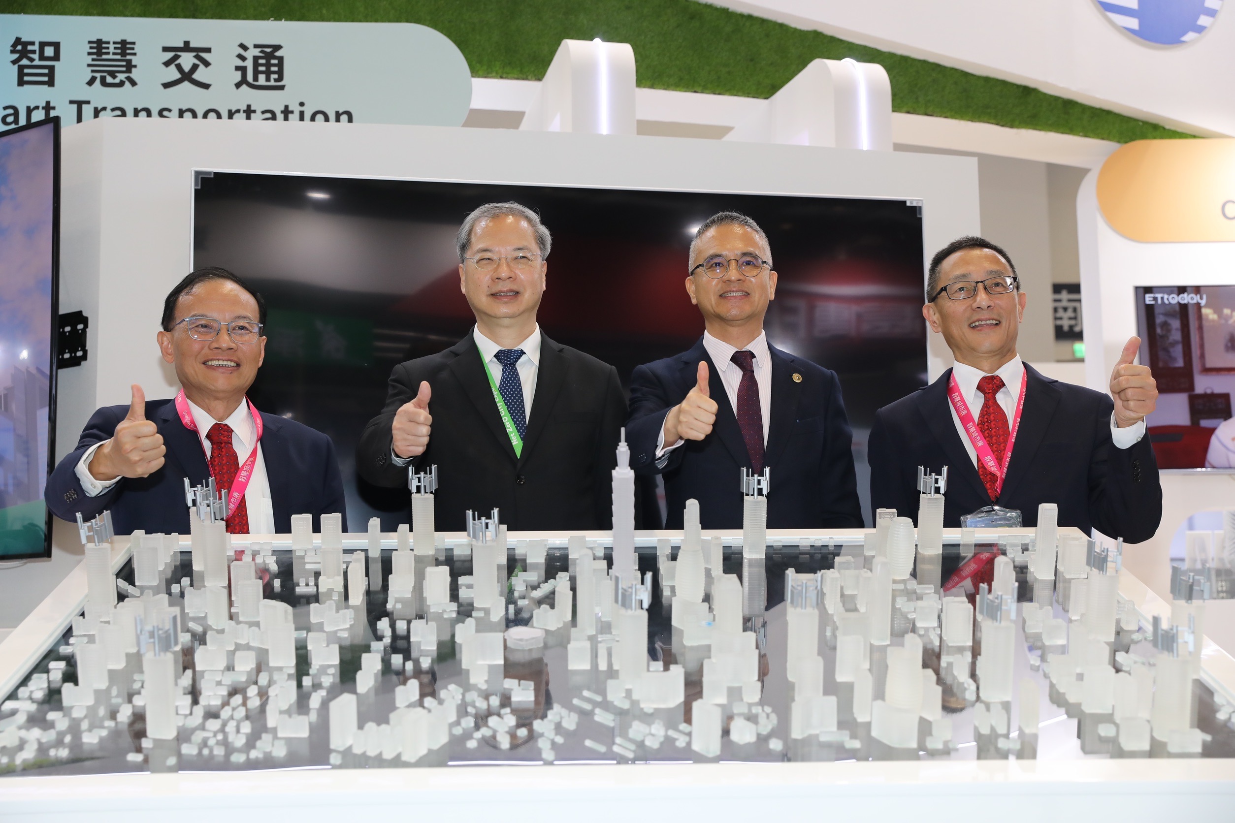 4月電費漲價,郭水義(右2)允諾中華電信不會跟進調漲資費。