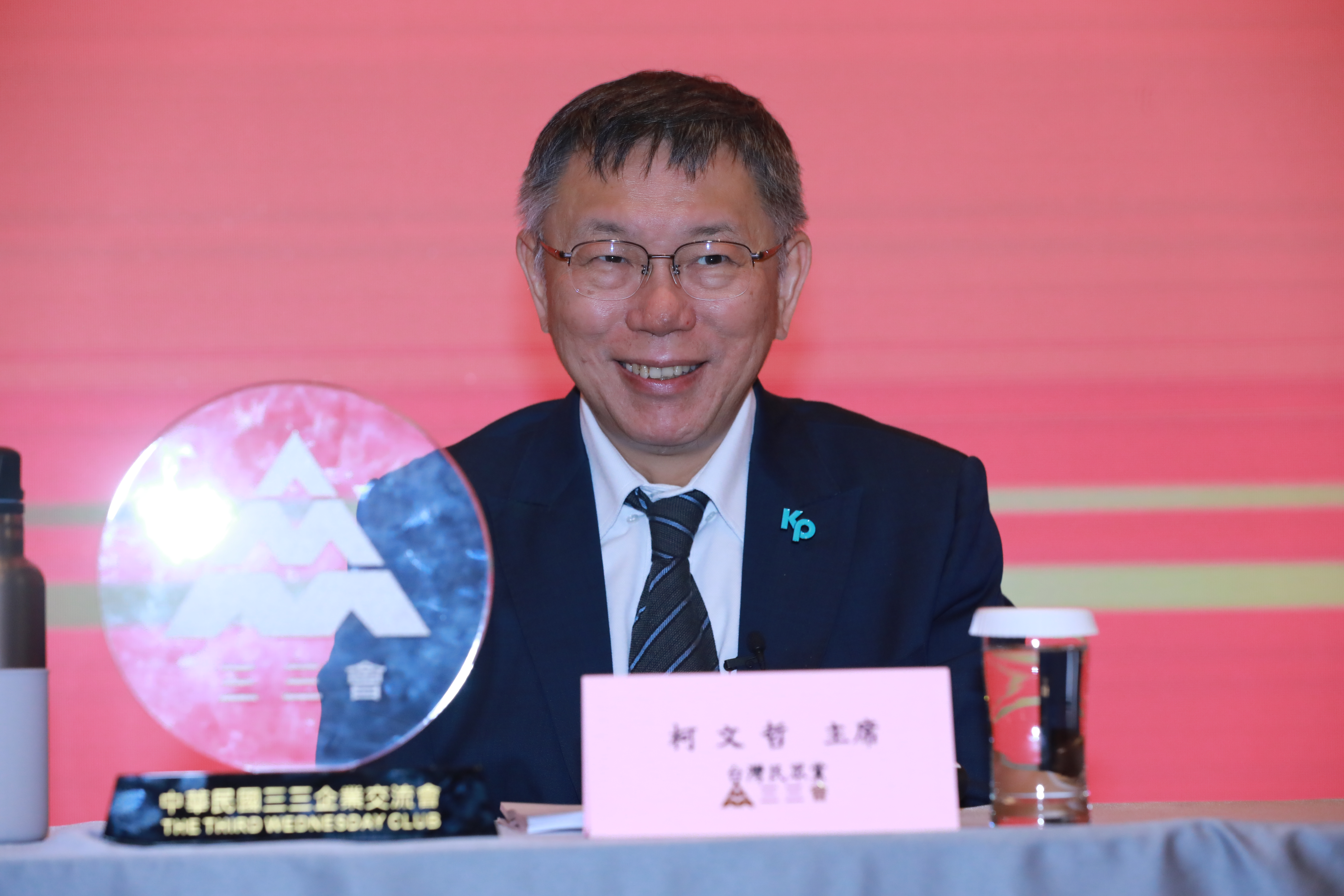 藍白對整合方案遲未有共識，柯文哲反問國民黨，「你們是用民調把郭董幹掉，上一次也是用民調方式選出你們的總統候選人，怎麼到這次突然不要了？」