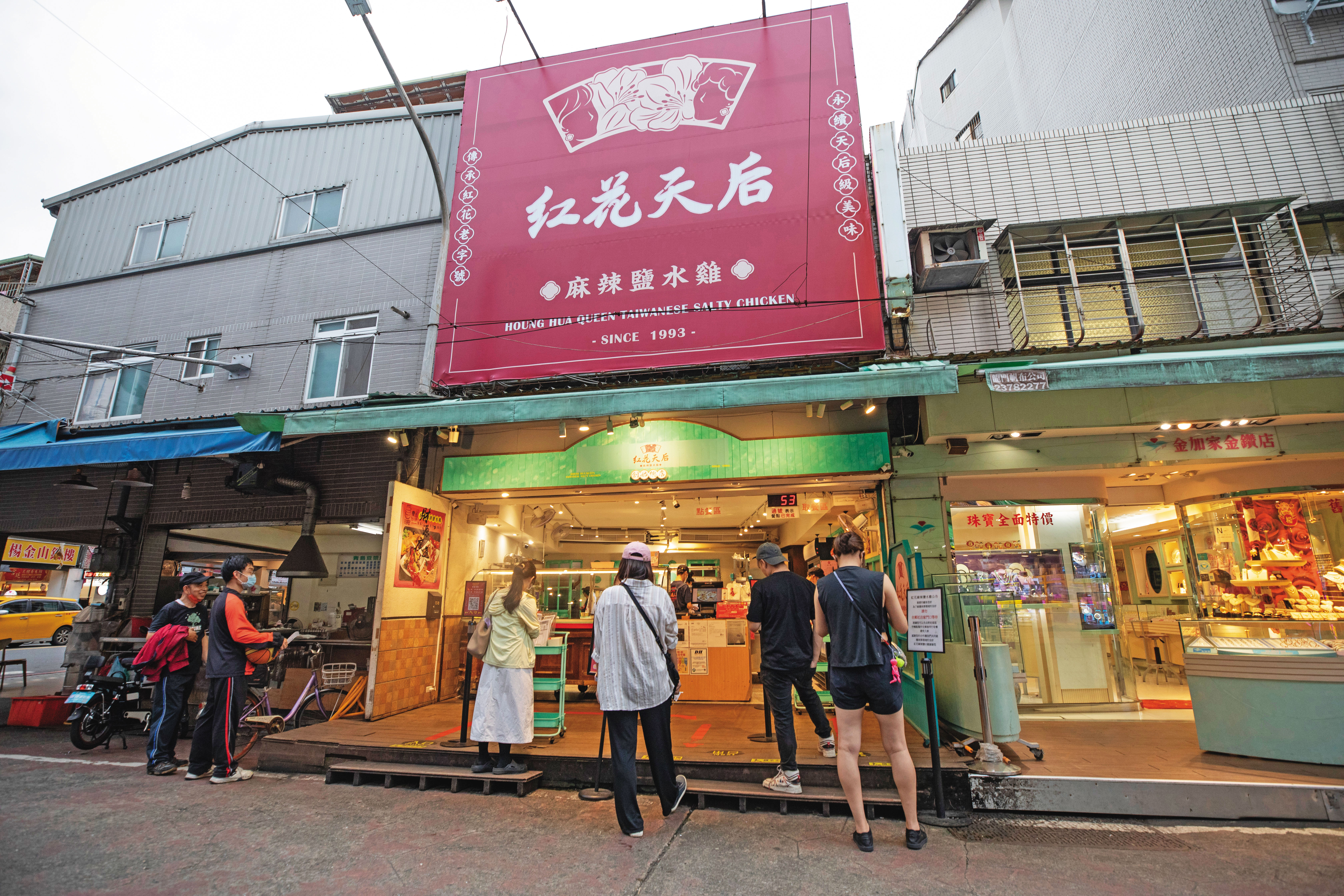 3年前紅花從路邊攤搬進店面，再也不用躲警察開單，生意量也翻倍成長。