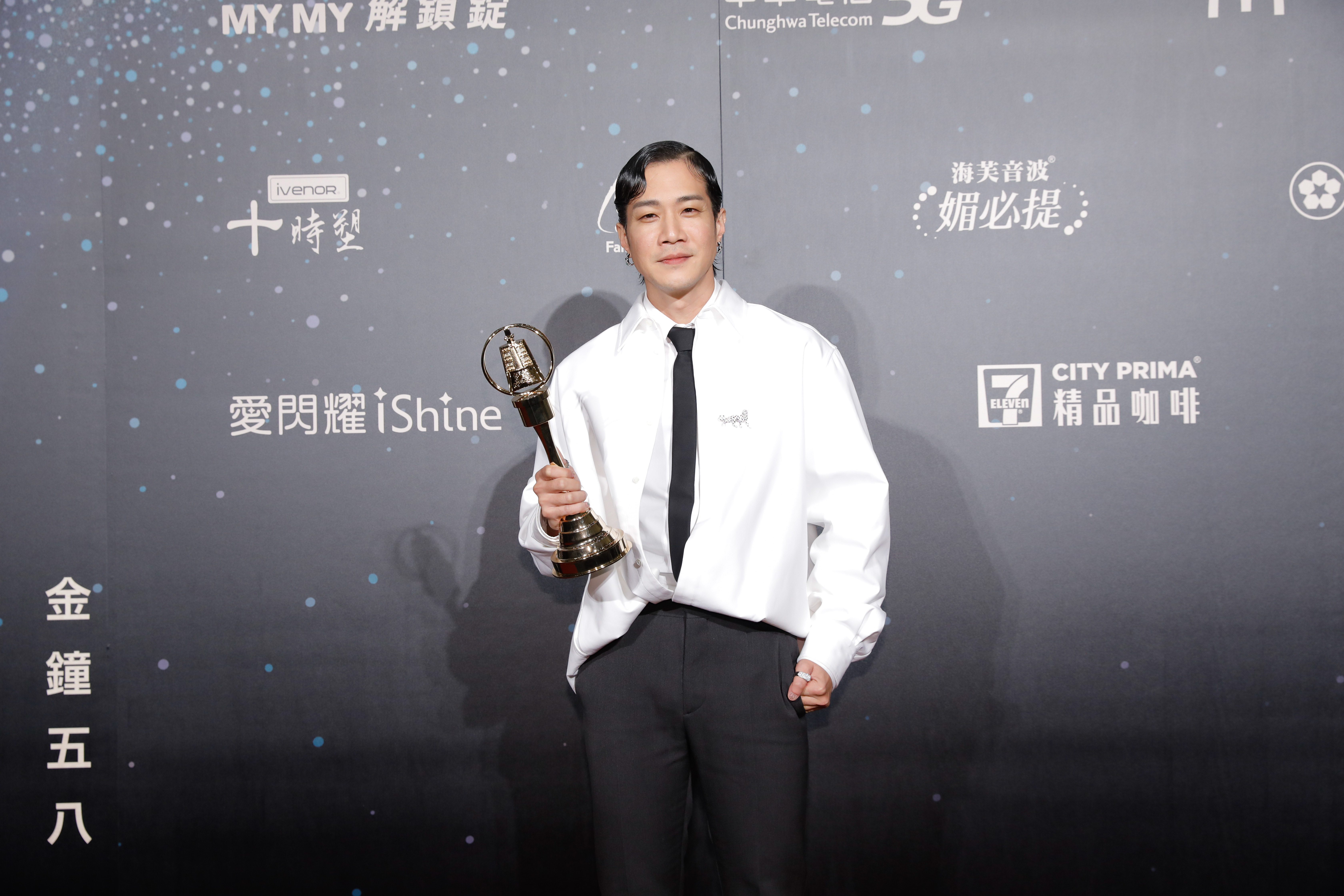 薛仕凌身穿Valentino「Black Tie」系列禮服領取第58屆金鐘獎戲劇節目男主角獎。