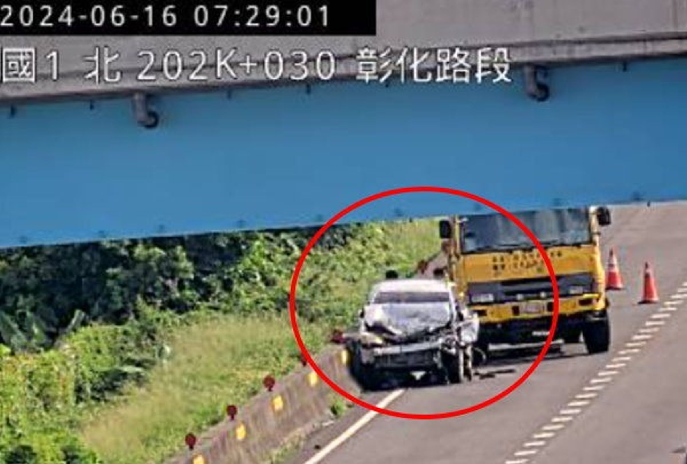 國道1號南向201K、彰化路段,今(16日)早約7時發生追撞事故。(翻攝自高速公路局1968即時路況網站)