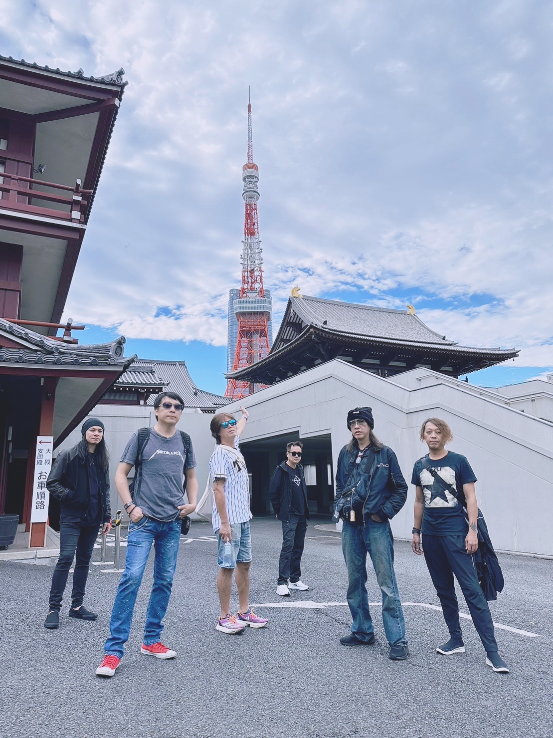 董事長樂團住在離東京鐵塔相當近的飯店，拉著團員們一起圍著東京鐵塔跑起來。（獨一無二娛樂文化提供）